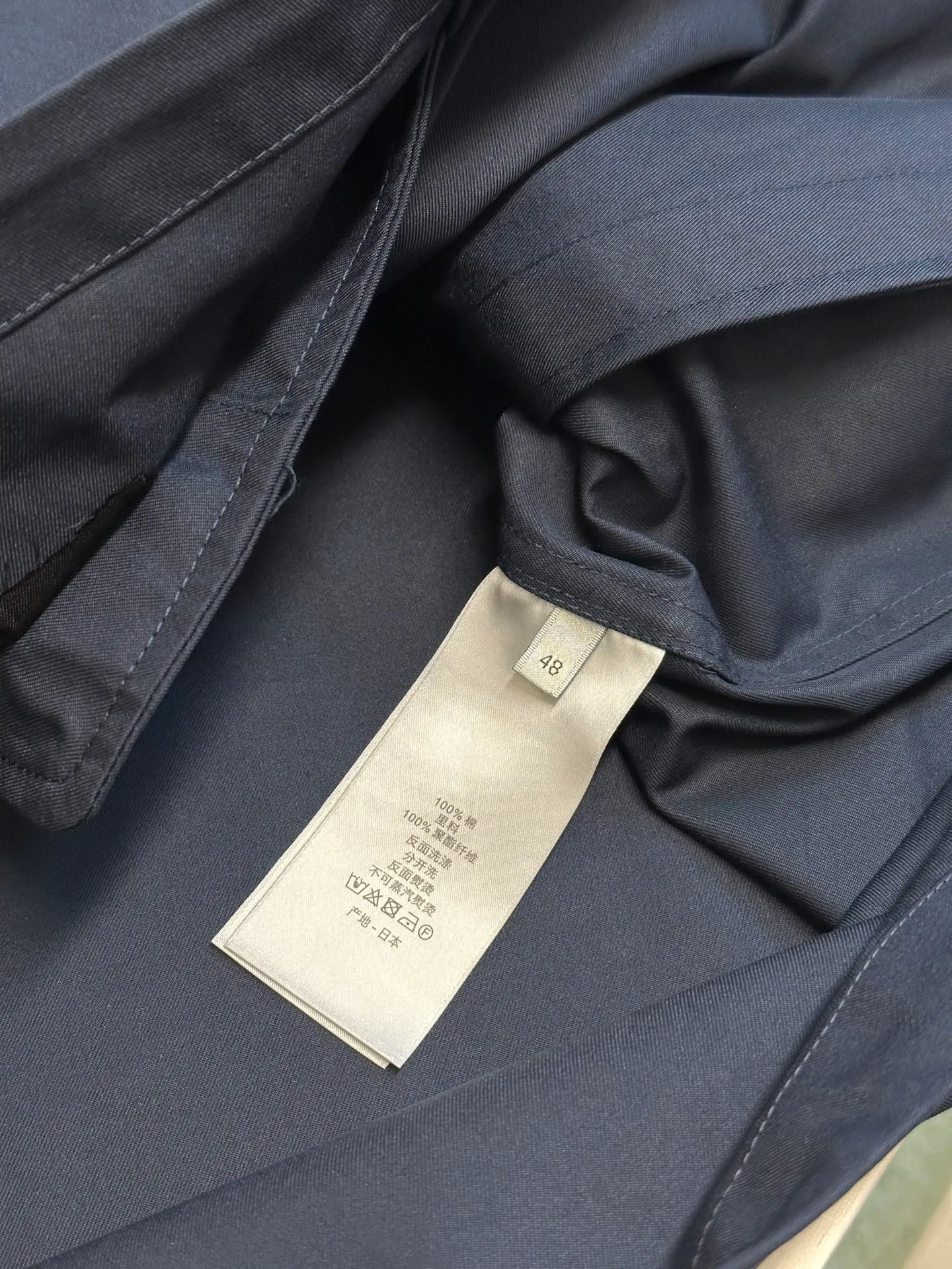 🅿️650 DIOR Embroidered Lapel Jacket Made of 100% cotton and polyester fiber with cotton twill body and lining. The shuttle loom shuttles between the warp and weft yarns to form the diagonal grain of the twill fabric. The cotton material has good breathability, is skin-friendly and comfortable, and the twill weave makes the fabric have a tight structure, high-grade texture, and is easy to take care of on a daily basis.  Through careful tailoring, the D family's classic casual and fashionable style is formed, and the lapel design does not lose sight of the wearing requirements for formal occasions. The two-way zipper closure increases its practicality and wearing style. It is paired with a zipper puller engraved with the brand logo. The CD icon embossed embroidery on the chest highlights the brand's unique style and recognition.  The shoulder position uses double-needle technology to connect the sleeves to the shoulders, making it firm and linear. There are side pockets on the left and right sides, and the piping process is used to wrap the fabric around the edges of the pockets, making it stronger and more aesthetically pleasing. The drawstring design at the hem allows you to adjust the tightness according to personal preference and is fixed with an elastic buckle.  size：s m l xl