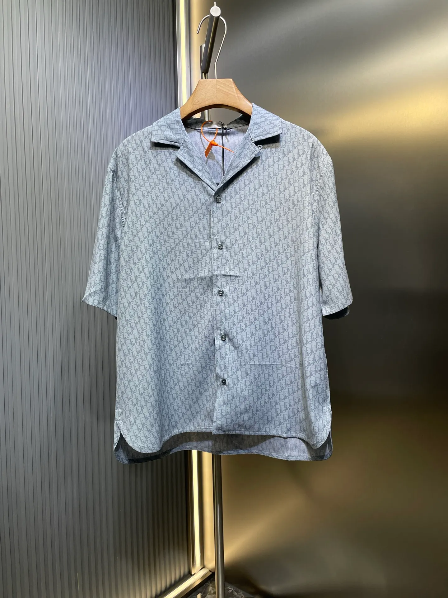 🅿️470 Dior🌟【Top Original】Blue-gray mulberry silk and cotton blend short shirt. This short-sleeved shirt highlights the classic Oblique print. Crafted from blue mulberry silk and cotton blend, it features a peaked lapel collar and arc-shaped hem for a casual style. Pair with matching shorts for a sophisticated summer look size: 39 40 41 42