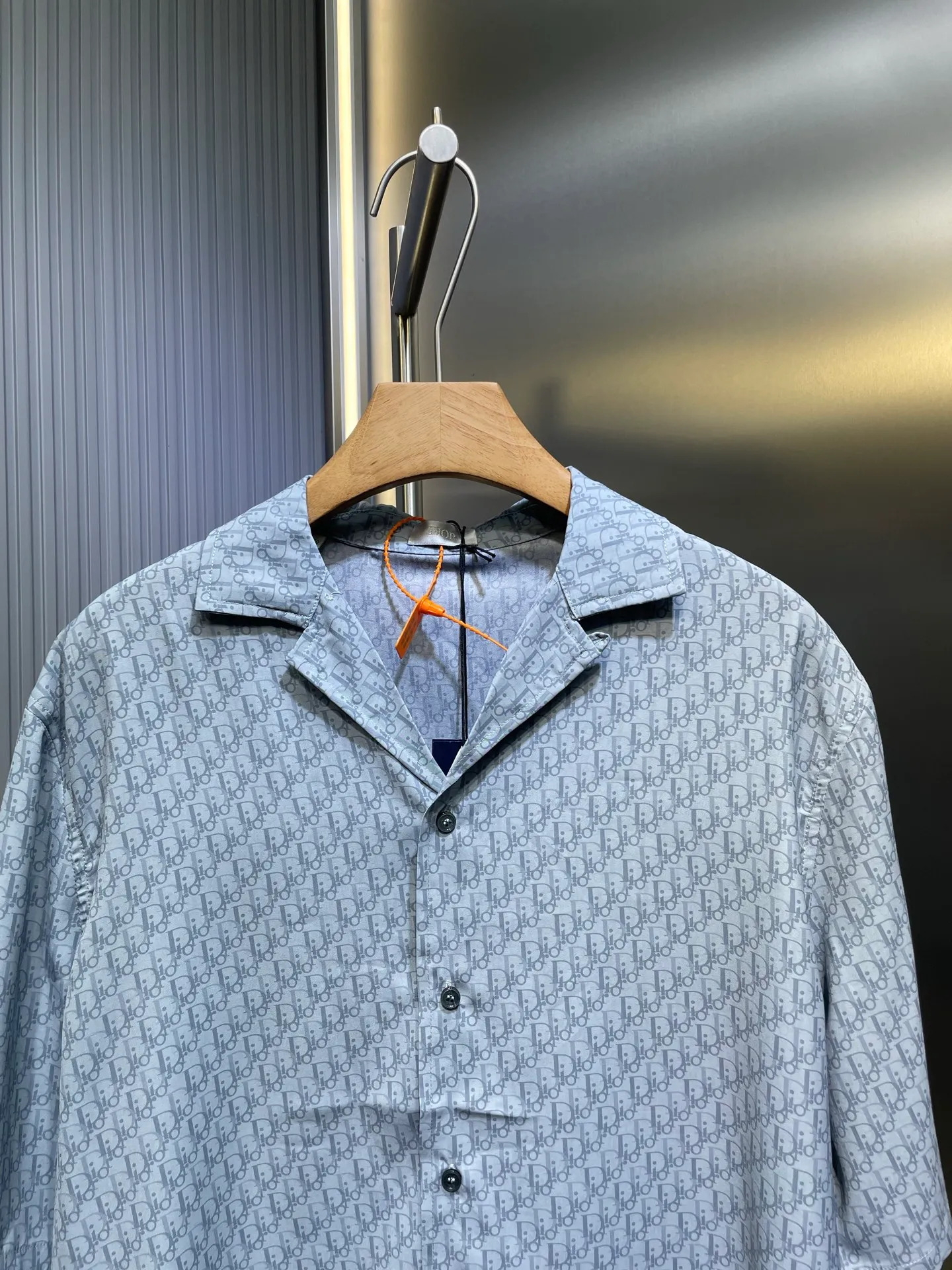 🅿️470 Dior🌟【Top Original】Blue-gray mulberry silk and cotton blend short shirt. This short-sleeved shirt highlights the classic Oblique print. Crafted from blue mulberry silk and cotton blend, it features a peaked lapel collar and arc-shaped hem for a casual style. Pair with matching shorts for a sophisticated summer look size: 39 40 41 42
