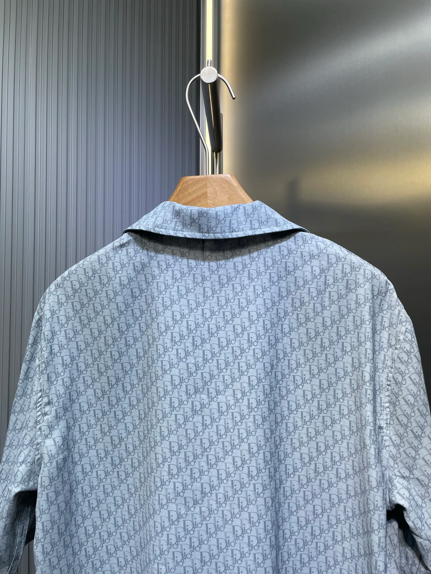 🅿️470 Dior🌟【Top Original】Blue-gray mulberry silk and cotton blend short shirt. This short-sleeved shirt highlights the classic Oblique print. Crafted from blue mulberry silk and cotton blend, it features a peaked lapel collar and arc-shaped hem for a casual style. Pair with matching shorts for a sophisticated summer look size: 39 40 41 42