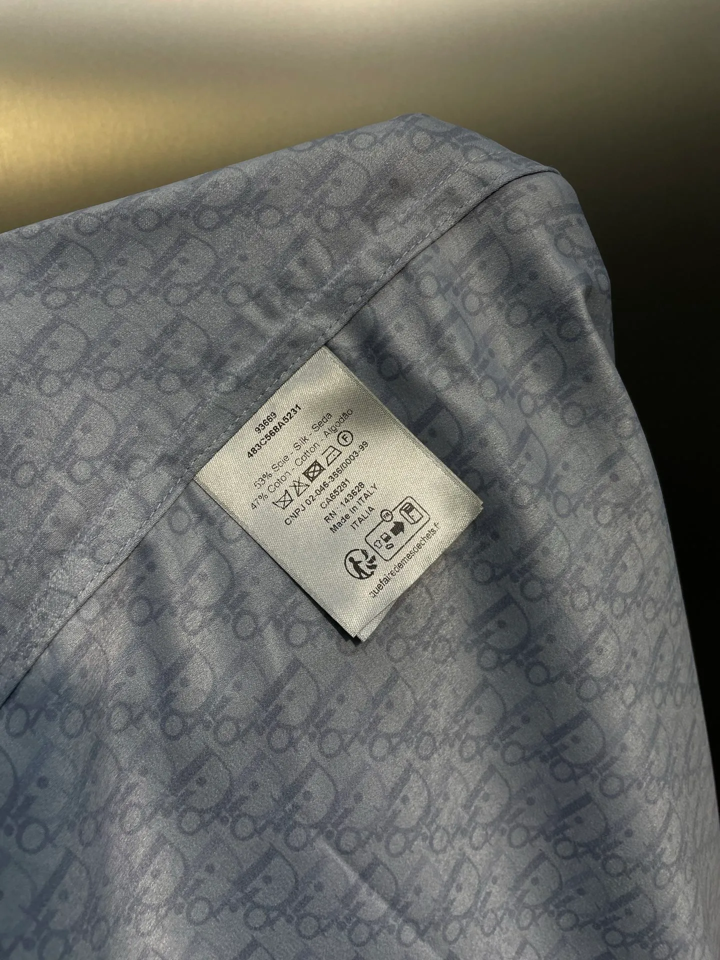 🅿️470 Dior🌟【Top Original】Blue-gray mulberry silk and cotton blend short shirt. This short-sleeved shirt highlights the classic Oblique print. Crafted from blue mulberry silk and cotton blend, it features a peaked lapel collar and arc-shaped hem for a casual style. Pair with matching shorts for a sophisticated summer look size: 39 40 41 42