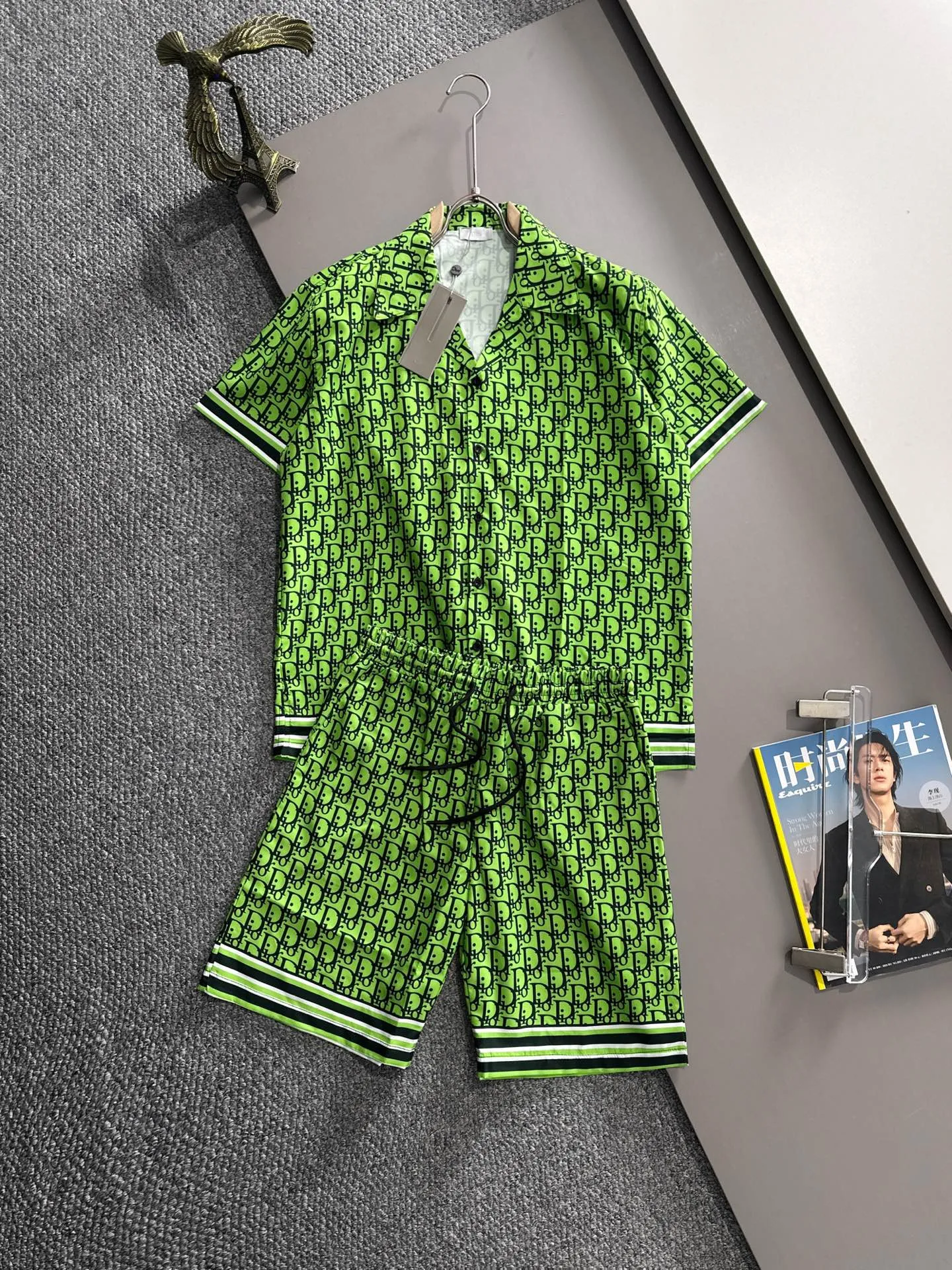 🅿️400 Dior 2025 summer classic LOGO design full-print suit, light and thin cotton full-body digital printing, made of high-quality polyester fiber fabrics, pants with breathable mesh lining, carefully created standard version, can be matched separately with clothes, versatile style for leisure time! The classic logo on the whole body is very eye-catching, showing a sense of luxury and style, becoming a classic and mainstream style that never goes out of style and is elegant! Extremely handsome, classic and heroic. Same style for men and women. Size: M-3XL (Please note your height and weight when placing an order)