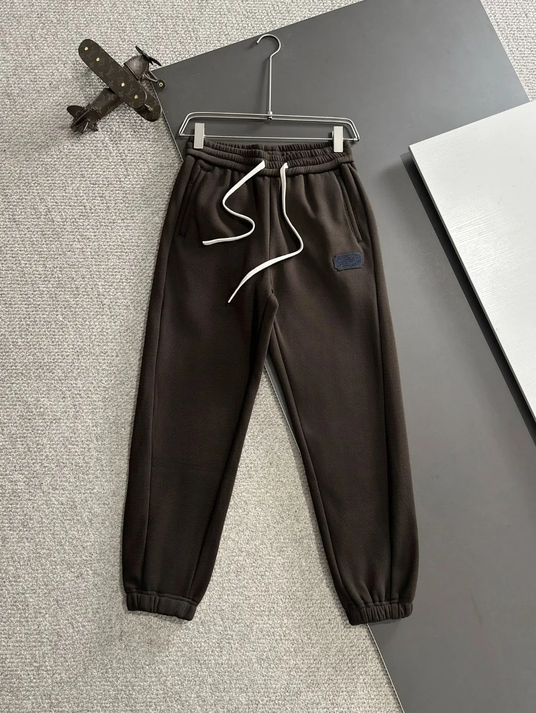 🅿️380 next day shipping Dior 2025 new early spring elastic band casual pants, thickened with velvet to keep warm. The custom-made fabrics at the counter are highly breathable and comfortable, with impeccable details and brand element design concepts, reflecting high quality. It feels delicate and soft! It presents a casual cut and the upper body shape is great! Size: M-4XL