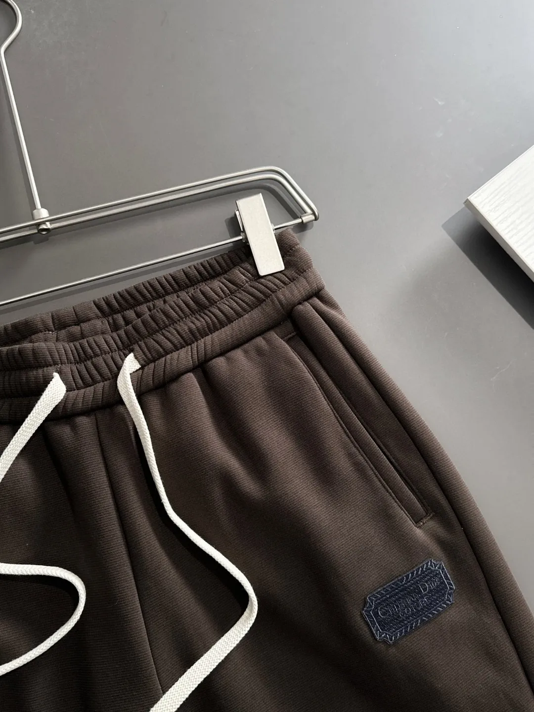 🅿️380 next day shipping Dior 2025 new early spring elastic band casual pants, thickened with velvet to keep warm. The custom-made fabrics at the counter are highly breathable and comfortable, with impeccable details and brand element design concepts, reflecting high quality. It feels delicate and soft! It presents a casual cut and the upper body shape is great! Size: M-4XL