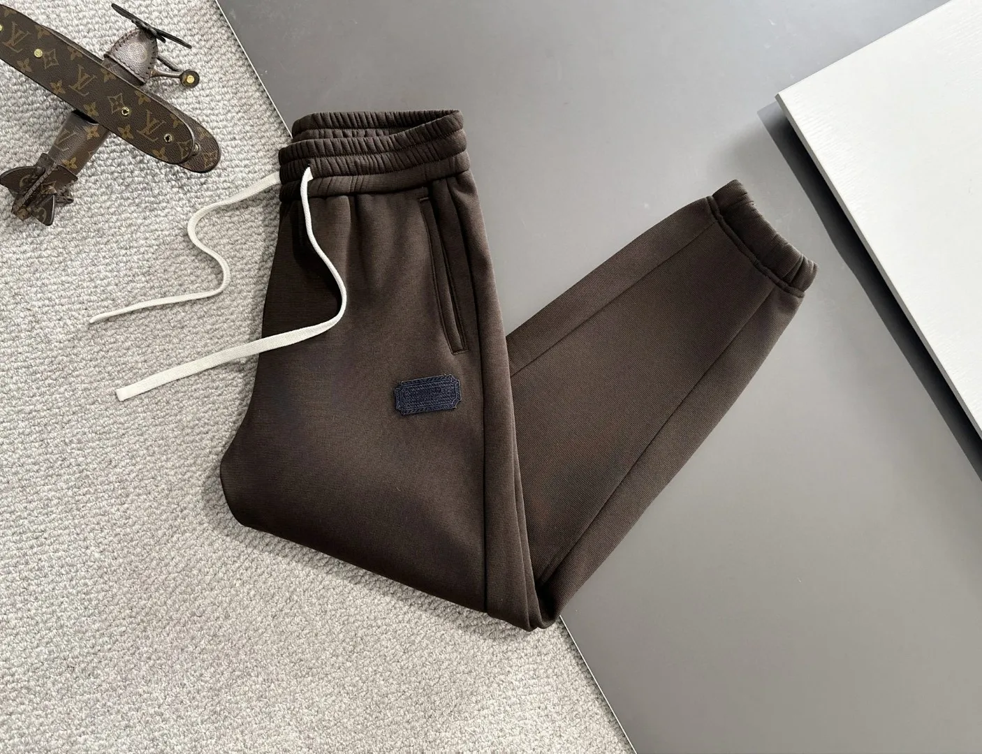 🅿️380 next day shipping Dior 2025 new early spring elastic band casual pants, thickened with velvet to keep warm. The custom-made fabrics at the counter are highly breathable and comfortable, with impeccable details and brand element design concepts, reflecting high quality. It feels delicate and soft! It presents a casual cut and the upper body shape is great! Size: M-4XL
