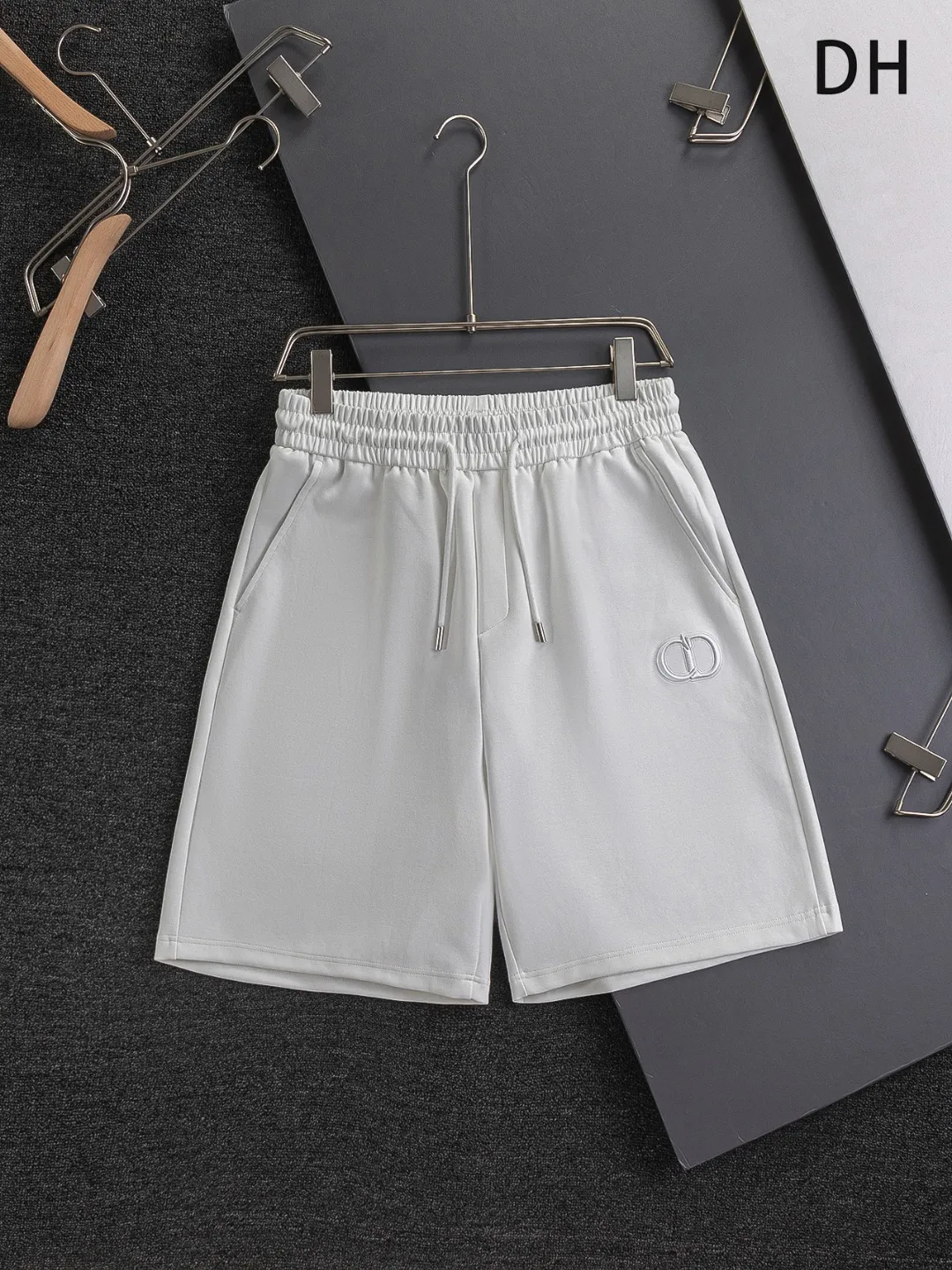🅿️370 Dior CD micro-wide version S-XL (suit) CD 25SS New product official website for sale at the same time Simple CD letter short-sleeved shorts on the front 🪡 Embroidered logo pattern Back pocket As the leader in the luxury world, the D family is well-deserved. The first thing that catches the eye is the loose and comfortable three-color solid color black, white and blue. The ribbed short-sleeved shorts have become the best modification of the style, and the D family has the upper and lower body LOGOs listed on the chest. It also has a unique letter logo patch embroidery design, which highlights the texture! The most traditional modification method combined with the simplest color scale contrast forms the strongest and direct contrast, and this is often the most concise and clear minimalist modification method~~A nostalgic classic atmosphere also spreads in this work inadvertently! ! Featuring a distinctive 47 logo patch embroidery on the front, a unique tribute to Dior's historic year! Coupled with the blessing of cotton material, both the upper body comfort and the existence are unparalleled. It can be said to be a must-have companion in summer. The excellent breathability and comfortable wearing feeling are unparalleled~ Recommended! ! Color: Black White White + Blue Black + Blue Size Chart: S: Shoulder Width 45.5-Bust 52-Length 70 M: Shoulder Width 47-Bust 54-Length 72 L: Shoulder Width 48.5-Bust 56-Length 74 XL: Shoulder Width 50-Bust 58-Length 76 Pants Size: S-XL Size Chart: S: Sitting circumference 58 - Waist circumference 54 - Trouser length 43.5 M: Sitting circumference 60 - Waist circumference 56.5 - Trouser length 45 L: Sitting circumference 62 - Waist circumference 59 - Trouser length 46.5 XL: Sitting circumference 64 - Waist circumference 61.5 - Trouser length 48