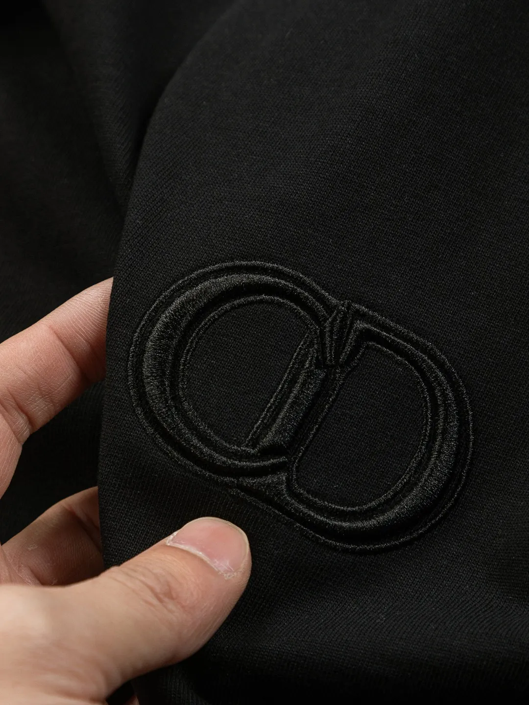 🅿️370 Dior CD micro-wide version S-XL (suit) CD 25SS New product official website for sale at the same time Simple CD letter short-sleeved shorts on the front 🪡 Embroidered logo pattern Back pocket As the leader in the luxury world, the D family is well-deserved. The first thing that catches the eye is the loose and comfortable three-color solid color black, white and blue. The ribbed short-sleeved shorts have become the best modification of the style, and the D family has the upper and lower body LOGOs listed on the chest. It also has a unique letter logo patch embroidery design, which highlights the texture! The most traditional modification method combined with the simplest color scale contrast forms the strongest and direct contrast, and this is often the most concise and clear minimalist modification method~~A nostalgic classic atmosphere also spreads in this work inadvertently! ! Featuring a distinctive 47 logo patch embroidery on the front, a unique tribute to Dior's historic year! Coupled with the blessing of cotton material, both the upper body comfort and the existence are unparalleled. It can be said to be a must-have companion in summer. The excellent breathability and comfortable wearing feeling are unparalleled~ Recommended! ! Color: Black White White + Blue Black + Blue Size Chart: S: Shoulder Width 45.5-Bust 52-Length 70 M: Shoulder Width 47-Bust 54-Length 72 L: Shoulder Width 48.5-Bust 56-Length 74 XL: Shoulder Width 50-Bust 58-Length 76 Pants Size: S-XL Size Chart: S: Sitting circumference 58 - Waist circumference 54 - Trouser length 43.5 M: Sitting circumference 60 - Waist circumference 56.5 - Trouser length 45 L: Sitting circumference 62 - Waist circumference 59 - Trouser length 46.5 XL: Sitting circumference 64 - Waist circumference 61.5 - Trouser length 48