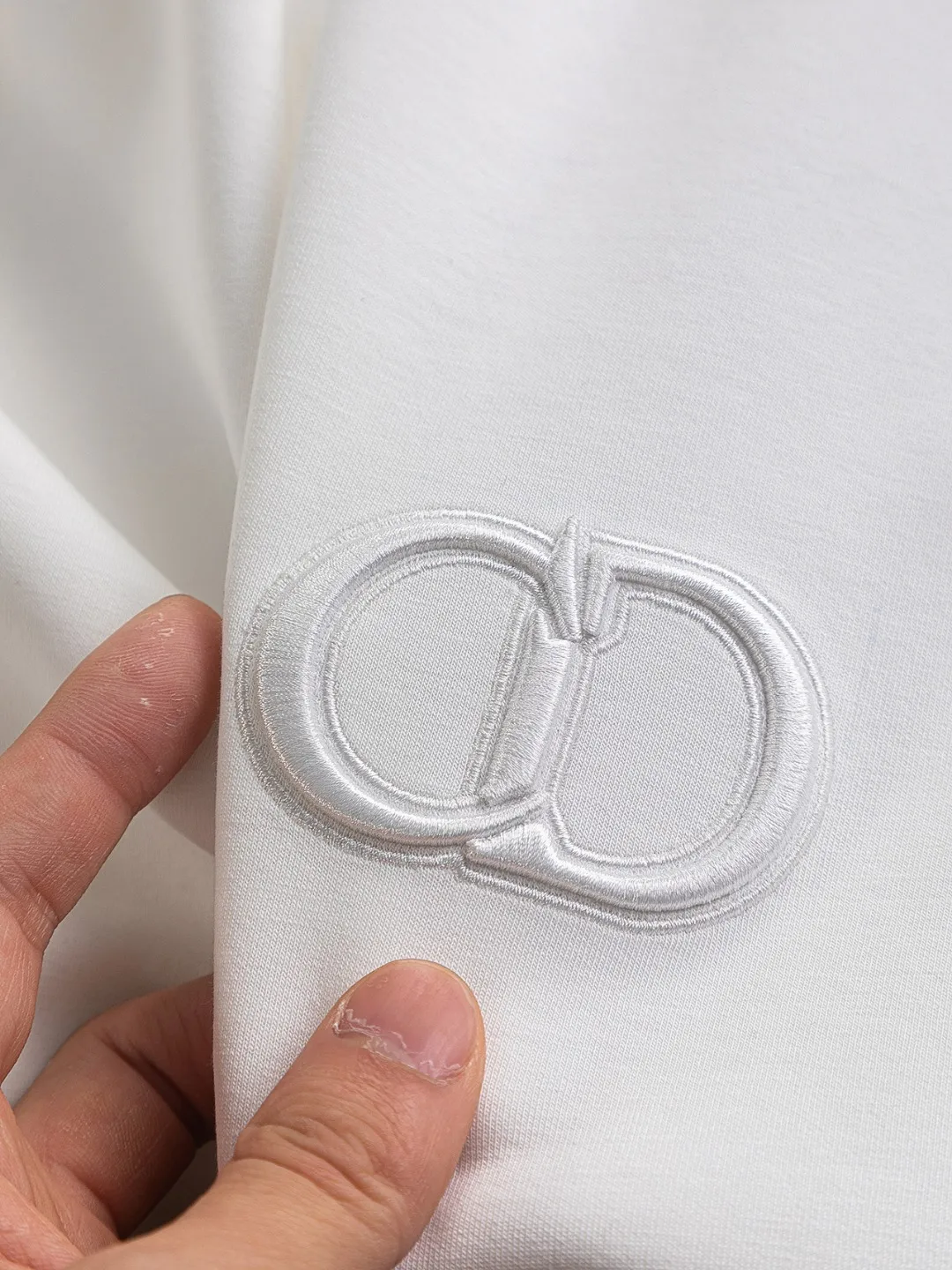 🅿️370 Dior CD micro-wide version S-XL (suit) CD 25SS New product official website for sale at the same time Simple CD letter short-sleeved shorts on the front 🪡 Embroidered logo pattern Back pocket As the leader in the luxury world, the D family is well-deserved. The first thing that catches the eye is the loose and comfortable three-color solid color black, white and blue. The ribbed short-sleeved shorts have become the best modification of the style, and the D family has the upper and lower body LOGOs listed on the chest. It also has a unique letter logo patch embroidery design, which highlights the texture! The most traditional modification method combined with the simplest color scale contrast forms the strongest and direct contrast, and this is often the most concise and clear minimalist modification method~~A nostalgic classic atmosphere also spreads in this work inadvertently! ! Featuring a distinctive 47 logo patch embroidery on the front, a unique tribute to Dior's historic year! Coupled with the blessing of cotton material, both the upper body comfort and the existence are unparalleled. It can be said to be a must-have companion in summer. The excellent breathability and comfortable wearing feeling are unparalleled~ Recommended! ! Color: Black White White + Blue Black + Blue Size Chart: S: Shoulder Width 45.5-Bust 52-Length 70 M: Shoulder Width 47-Bust 54-Length 72 L: Shoulder Width 48.5-Bust 56-Length 74 XL: Shoulder Width 50-Bust 58-Length 76 Pants Size: S-XL Size Chart: S: Sitting circumference 58 - Waist circumference 54 - Trouser length 43.5 M: Sitting circumference 60 - Waist circumference 56.5 - Trouser length 45 L: Sitting circumference 62 - Waist circumference 59 - Trouser length 46.5 XL: Sitting circumference 64 - Waist circumference 61.5 - Trouser length 48
