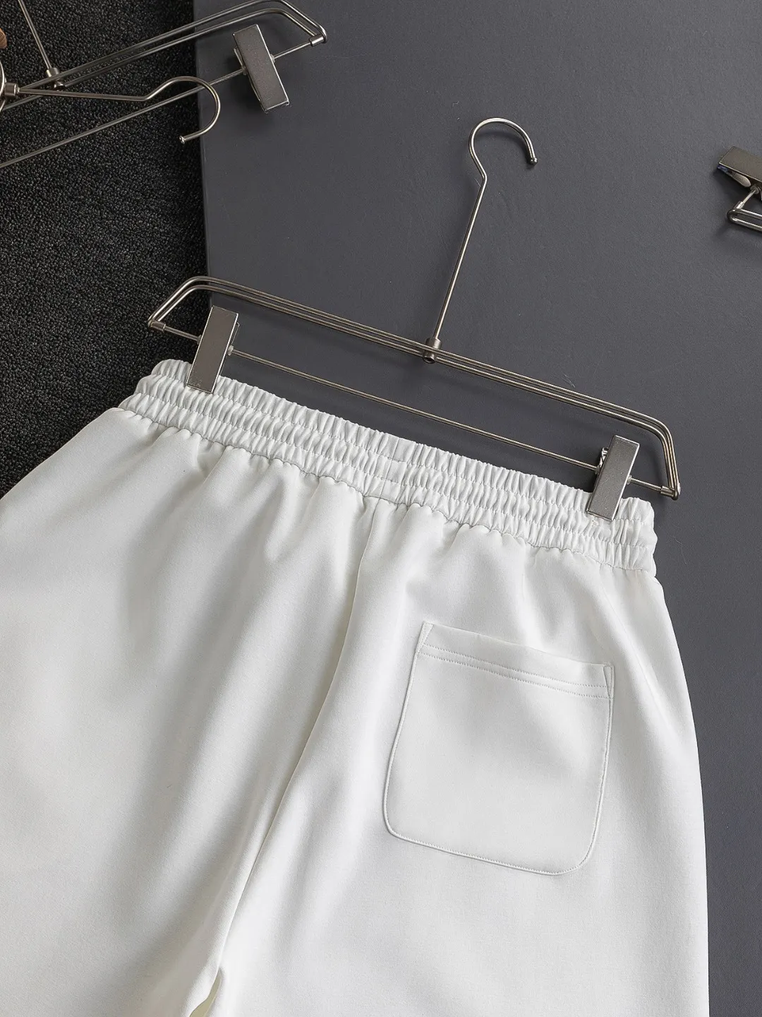 🅿️370 Dior CD micro-wide version S-XL (suit) CD 25SS New product official website for sale at the same time Simple CD letter short-sleeved shorts on the front 🪡 Embroidered logo pattern Back pocket As the leader in the luxury world, the D family is well-deserved. The first thing that catches the eye is the loose and comfortable three-color solid color black, white and blue. The ribbed short-sleeved shorts have become the best modification of the style, and the D family has the upper and lower body LOGOs listed on the chest. It also has a unique letter logo patch embroidery design, which highlights the texture! The most traditional modification method combined with the simplest color scale contrast forms the strongest and direct contrast, and this is often the most concise and clear minimalist modification method~~A nostalgic classic atmosphere also spreads in this work inadvertently! ! Featuring a distinctive 47 logo patch embroidery on the front, a unique tribute to Dior's historic year! Coupled with the blessing of cotton material, both the upper body comfort and the existence are unparalleled. It can be said to be a must-have companion in summer. The excellent breathability and comfortable wearing feeling are unparalleled~ Recommended! ! Color: Black White White + Blue Black + Blue Size Chart: S: Shoulder Width 45.5-Bust 52-Length 70 M: Shoulder Width 47-Bust 54-Length 72 L: Shoulder Width 48.5-Bust 56-Length 74 XL: Shoulder Width 50-Bust 58-Length 76 Pants Size: S-XL Size Chart: S: Sitting circumference 58 - Waist circumference 54 - Trouser length 43.5 M: Sitting circumference 60 - Waist circumference 56.5 - Trouser length 45 L: Sitting circumference 62 - Waist circumference 59 - Trouser length 46.5 XL: Sitting circumference 64 - Waist circumference 61.5 - Trouser length 48