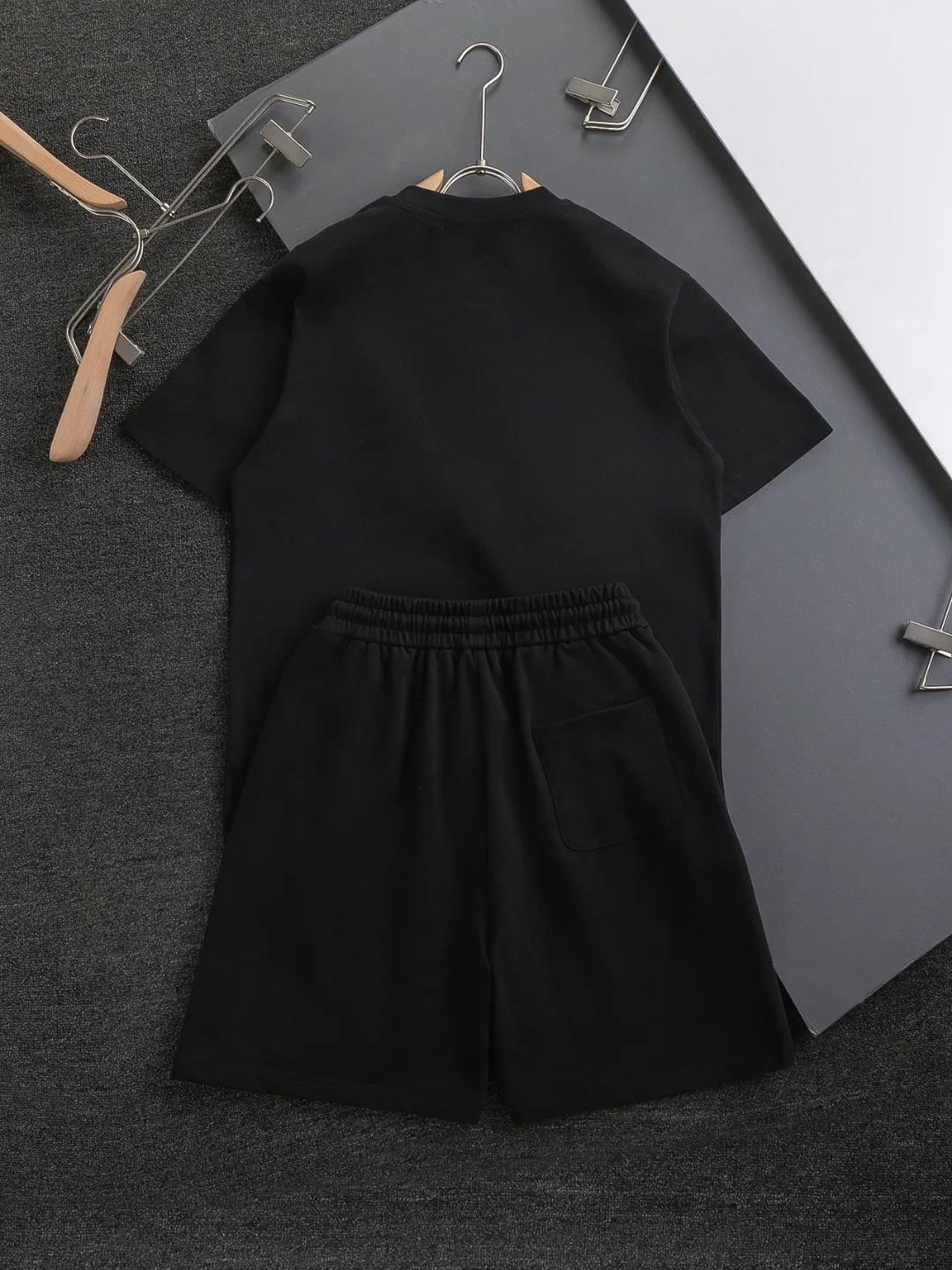 🅿️370 Dior CD micro-wide version S-XL (suit) CD 25SS New product official website for sale at the same time Simple CD letter short-sleeved shorts on the front 🪡 Embroidered logo pattern Back pocket As the leader in the luxury world, the D family is well-deserved. The first thing that catches the eye is the loose and comfortable three-color solid color black, white and blue. The ribbed short-sleeved shorts have become the best modification of the style, and the D family has the upper and lower body LOGOs listed on the chest. It also has a unique letter logo patch embroidery design, which highlights the texture! The most traditional modification method combined with the simplest color scale contrast forms the strongest and direct contrast, and this is often the most concise and clear minimalist modification method~~A nostalgic classic atmosphere also spreads in this work inadvertently! ! Featuring a distinctive 47 logo patch embroidery on the front, a unique tribute to Dior's historic year! Coupled with the blessing of cotton material, both the upper body comfort and the existence are unparalleled. It can be said to be a must-have companion in summer. The excellent breathability and comfortable wearing feeling are unparalleled~ Recommended! ! Color: Black White White + Blue Black + Blue Size Chart: S: Shoulder Width 45.5-Bust 52-Length 70 M: Shoulder Width 47-Bust 54-Length 72 L: Shoulder Width 48.5-Bust 56-Length 74 XL: Shoulder Width 50-Bust 58-Length 76 Pants Size: S-XL Size Chart: S: Sitting circumference 58 - Waist circumference 54 - Trouser length 43.5 M: Sitting circumference 60 - Waist circumference 56.5 - Trouser length 45 L: Sitting circumference 62 - Waist circumference 59 - Trouser length 46.5 XL: Sitting circumference 64 - Waist circumference 61.5 - Trouser length 48