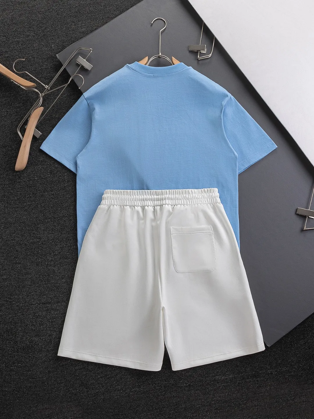 🅿️370 Dior CD micro-wide version S-XL (suit) CD 25SS New product official website for sale at the same time Simple CD letter short-sleeved shorts on the front 🪡 Embroidered logo pattern Back pocket As the leader in the luxury world, the D family is well-deserved. The first thing that catches the eye is the loose and comfortable three-color solid color black, white and blue. The ribbed short-sleeved shorts have become the best modification of the style, and the D family has the upper and lower body LOGOs listed on the chest. It also has a unique letter logo patch embroidery design, which highlights the texture! The most traditional modification method combined with the simplest color scale contrast forms the strongest and direct contrast, and this is often the most concise and clear minimalist modification method~~A nostalgic classic atmosphere also spreads in this work inadvertently! ! Featuring a distinctive 47 logo patch embroidery on the front, a unique tribute to Dior's historic year! Coupled with the blessing of cotton material, both the upper body comfort and the existence are unparalleled. It can be said to be a must-have companion in summer. The excellent breathability and comfortable wearing feeling are unparalleled~ Recommended! ! Color: Black White White + Blue Black + Blue Size Chart: S: Shoulder Width 45.5-Bust 52-Length 70 M: Shoulder Width 47-Bust 54-Length 72 L: Shoulder Width 48.5-Bust 56-Length 74 XL: Shoulder Width 50-Bust 58-Length 76 Pants Size: S-XL Size Chart: S: Sitting circumference 58 - Waist circumference 54 - Trouser length 43.5 M: Sitting circumference 60 - Waist circumference 56.5 - Trouser length 45 L: Sitting circumference 62 - Waist circumference 59 - Trouser length 46.5 XL: Sitting circumference 64 - Waist circumference 61.5 - Trouser length 48