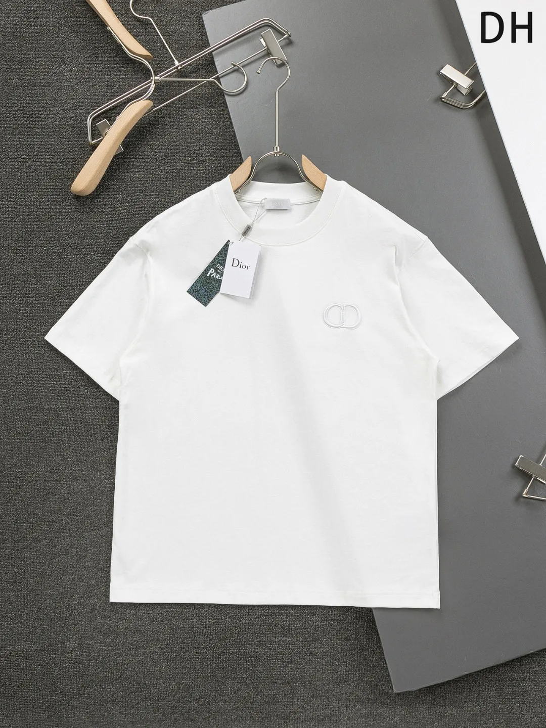 🅿️370 Dior CD micro-wide version S-XL (suit) CD 25SS New product official website for sale at the same time Simple CD letter short-sleeved shorts on the front 🪡 Embroidered logo pattern Back pocket As the leader in the luxury world, the D family is well-deserved. The first thing that catches the eye is the loose and comfortable three-color solid color black, white and blue. The ribbed short-sleeved shorts have become the best modification of the style, and the D family has the upper and lower body LOGOs listed on the chest. It also has a unique letter logo patch embroidery design, which highlights the texture! The most traditional modification method combined with the simplest color scale contrast forms the strongest and direct contrast, and this is often the most concise and clear minimalist modification method~~A nostalgic classic atmosphere also spreads in this work inadvertently! ! Featuring a distinctive 47 logo patch embroidery on the front, a unique tribute to Dior's historic year! Coupled with the blessing of cotton material, both the upper body comfort and the existence are unparalleled. It can be said to be a must-have companion in summer. The excellent breathability and comfortable wearing feeling are unparalleled~ Recommended! ! Color: Black White White + Blue Black + Blue Size Chart: S: Shoulder Width 45.5-Bust 52-Length 70 M: Shoulder Width 47-Bust 54-Length 72 L: Shoulder Width 48.5-Bust 56-Length 74 XL: Shoulder Width 50-Bust 58-Length 76 Pants Size: S-XL Size Chart: S: Sitting circumference 58 - Waist circumference 54 - Trouser length 43.5 M: Sitting circumference 60 - Waist circumference 56.5 - Trouser length 45 L: Sitting circumference 62 - Waist circumference 59 - Trouser length 46.5 XL: Sitting circumference 64 - Waist circumference 61.5 - Trouser length 48