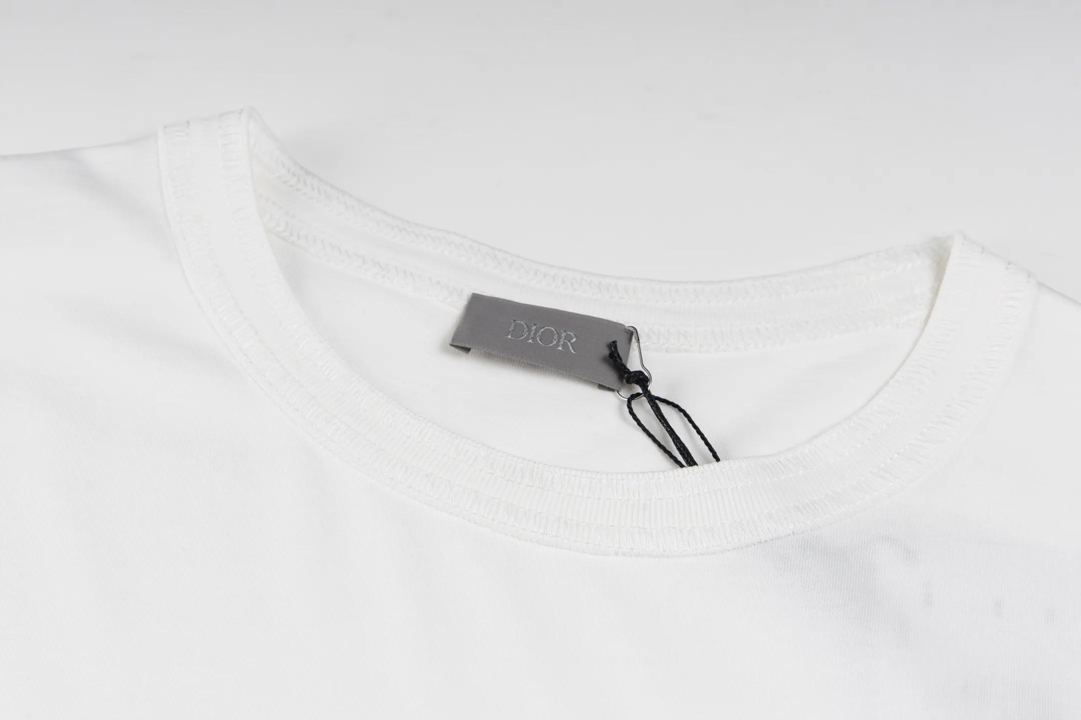 🅿️270 [Exclusive supply] CD flash letter printed short sleeves. The fabric is made of 24S 185g special woven compact cotton fabric. The rib is made of 32S 300g double yarn rib. New for the 2025 Winter Men's Collection, this T-shirt is decorated with a Dior Love glitter print inspired by the archives as a tribute to the legacy. Crafted from white cotton jersey with a ribbed crew neck. The regular fit pairs easily with a variety of trousers and work jeans. It is woven with 24-count special compact cotton yarn. The weaving process requires high standards and requires the use of advanced looms and high-quality raw materials. Specially woven compact cotton has many advantages, such as softness and comfort, good breathability, strong wrinkle resistance, good durability, etc.; it has a tighter, softer and more delicate texture and feel. Interpretation of the silicone oil shiny silver printing process, a special printing process that combines the feel of silicone oil with the visual effect of metal particles and gold sand, and achieves gradient, three-dimensional or flashing effects through multi-color overprinting technology. Size:XS-S-M-L