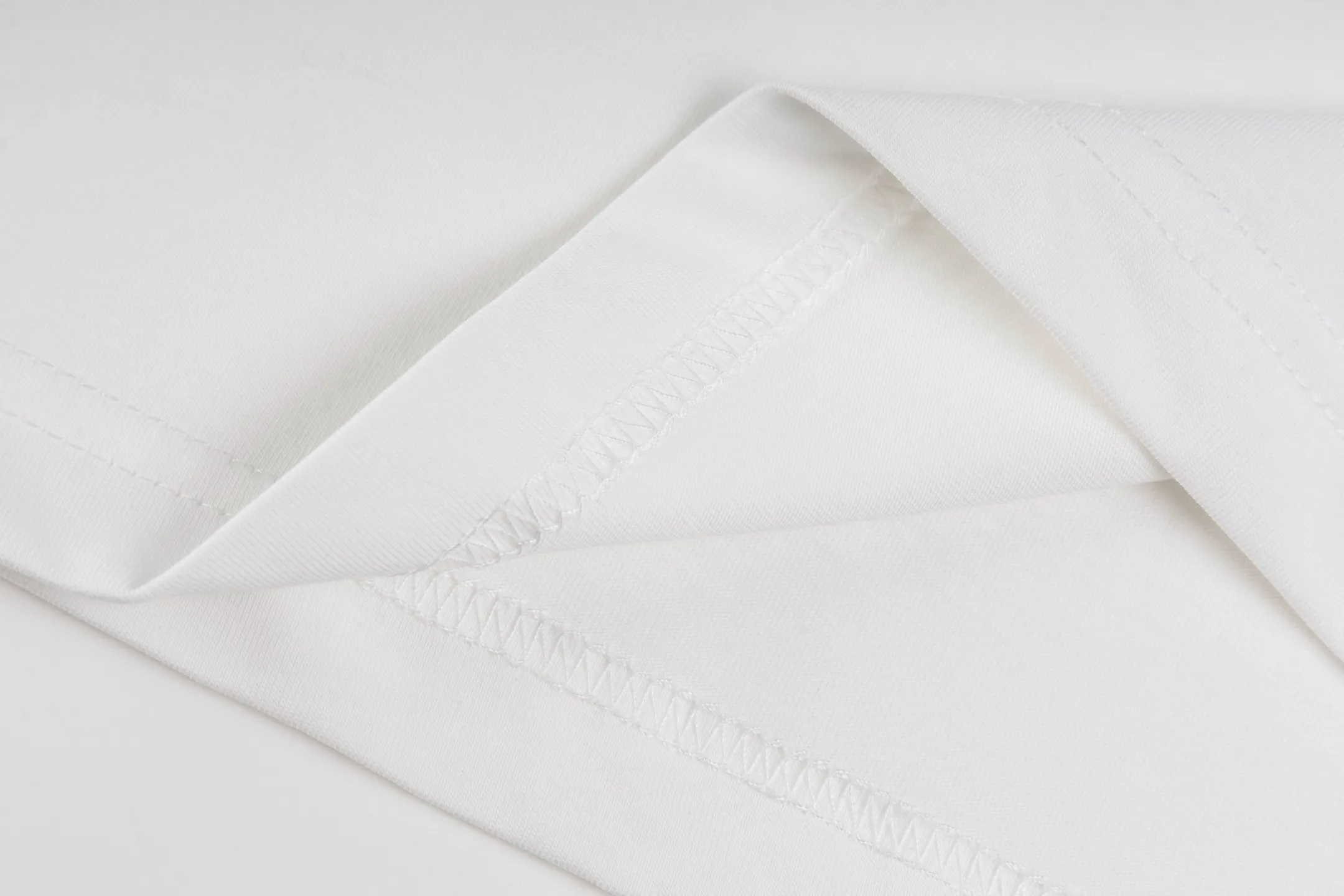 🅿️270 [Exclusive supply] CD flash letter printed short sleeves. The fabric is made of 24S 185g special woven compact cotton fabric. The rib is made of 32S 300g double yarn rib. New for the 2025 Winter Men's Collection, this T-shirt is decorated with a Dior Love glitter print inspired by the archives as a tribute to the legacy. Crafted from white cotton jersey with a ribbed crew neck. The regular fit pairs easily with a variety of trousers and work jeans. It is woven with 24-count special compact cotton yarn. The weaving process requires high standards and requires the use of advanced looms and high-quality raw materials. Specially woven compact cotton has many advantages, such as softness and comfort, good breathability, strong wrinkle resistance, good durability, etc.; it has a tighter, softer and more delicate texture and feel. Interpretation of the silicone oil shiny silver printing process, a special printing process that combines the feel of silicone oil with the visual effect of metal particles and gold sand, and achieves gradient, three-dimensional or flashing effects through multi-color overprinting technology. Size:XS-S-M-L
