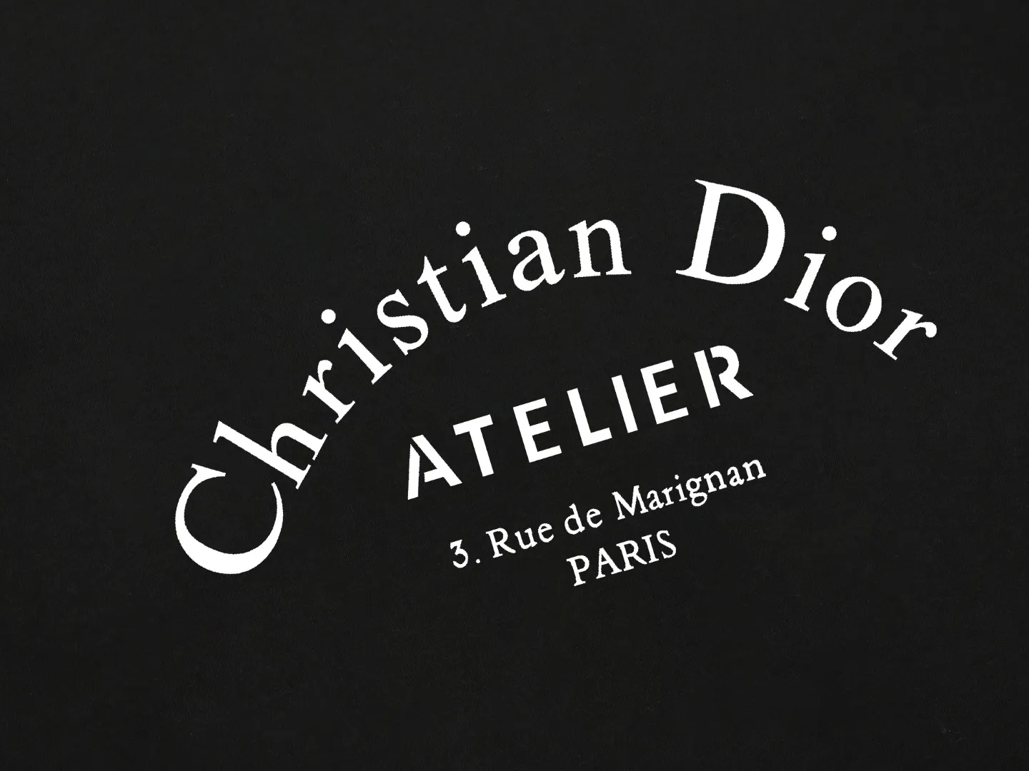 🅿️170 DIOR printed letters‼ ️Short-sleeved T-shirt® *Customized 280g cotton fabric, the fabric is soft, skin-friendly and comfortable *Laminated letter logo on the front *A very simple and elegant one that is unparalleled in terms of upper body comfort, interpreting your luxury and taste, and creating your fashionable charm. ⚠️Washing method: It is recommended to dry clean or wrap the reverse side in a laundry bag and machine wash it quickly in cold water and let it dry naturally! ⚠️ Unisex style 𝐂𝐎𝐋𝐎𝐔𝐑: White Black 𝐒𝐈𝐙𝐄: S-XL