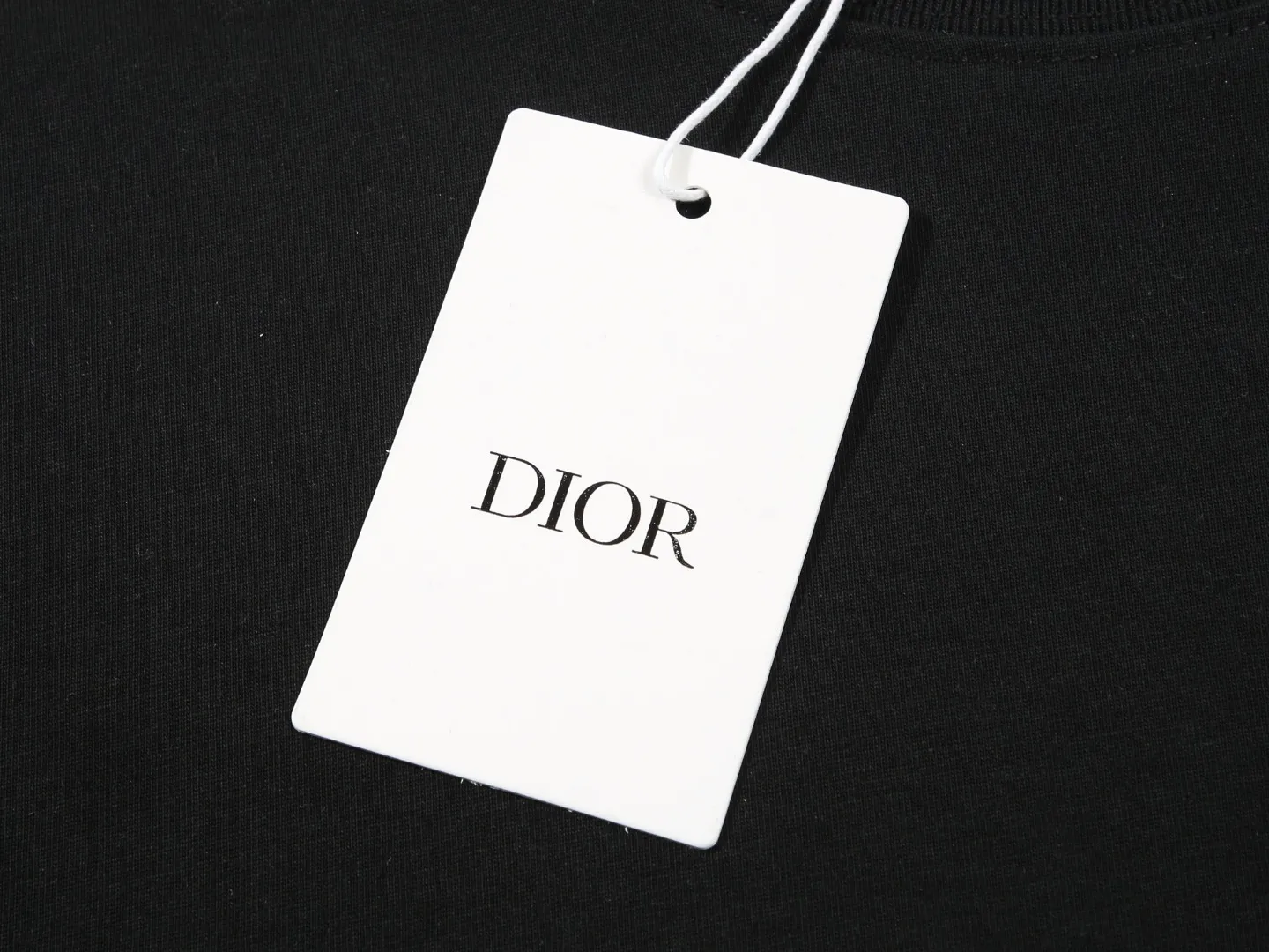 🅿️170 DIOR printed letters‼ ️Short-sleeved T-shirt® *Customized 280g cotton fabric, the fabric is soft, skin-friendly and comfortable *Laminated letter logo on the front *A very simple and elegant one that is unparalleled in terms of upper body comfort, interpreting your luxury and taste, and creating your fashionable charm. ⚠️Washing method: It is recommended to dry clean or wrap the reverse side in a laundry bag and machine wash it quickly in cold water and let it dry naturally! ⚠️ Unisex style 𝐂𝐎𝐋𝐎𝐔𝐑: White Black 𝐒𝐈𝐙𝐄: S-XL
