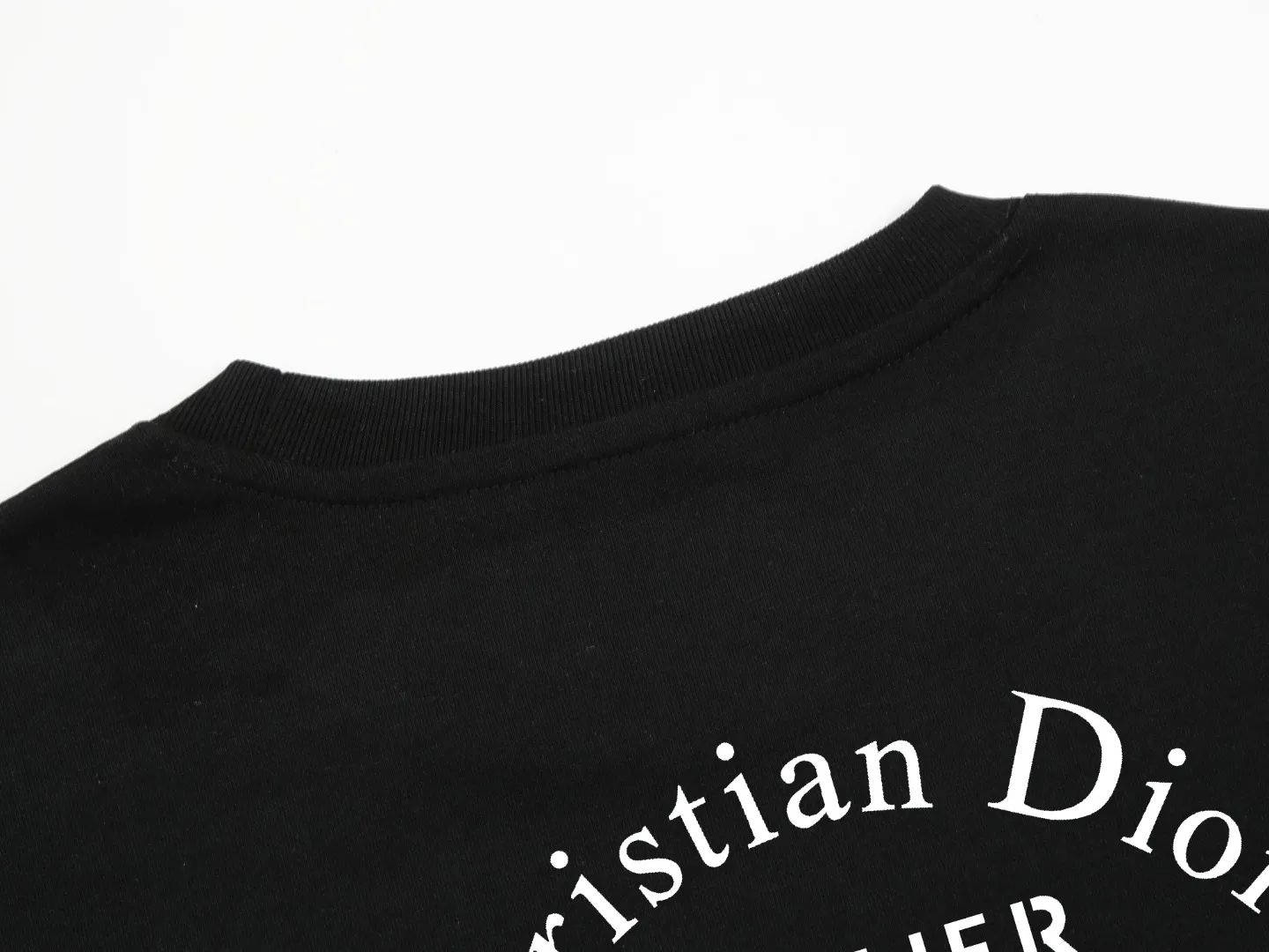 🅿️170 DIOR printed letters‼ ️Short-sleeved T-shirt® *Customized 280g cotton fabric, the fabric is soft, skin-friendly and comfortable *Laminated letter logo on the front *A very simple and elegant one that is unparalleled in terms of upper body comfort, interpreting your luxury and taste, and creating your fashionable charm. ⚠️Washing method: It is recommended to dry clean or wrap the reverse side in a laundry bag and machine wash it quickly in cold water and let it dry naturally! ⚠️ Unisex style 𝐂𝐎𝐋𝐎𝐔𝐑: White Black 𝐒𝐈𝐙𝐄: S-XL