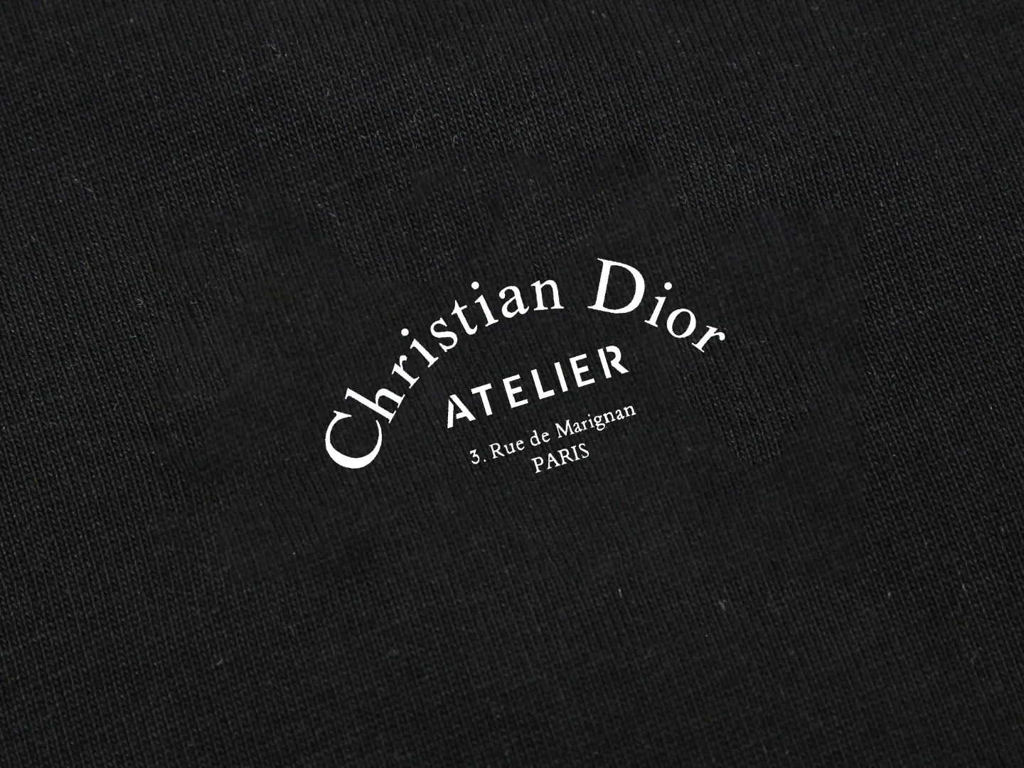 🅿️170 DIOR printed letters‼ ️Short-sleeved T-shirt® *Customized 280g cotton fabric, the fabric is soft, skin-friendly and comfortable *Laminated letter logo on the front *A very simple and elegant one that is unparalleled in terms of upper body comfort, interpreting your luxury and taste, and creating your fashionable charm. ⚠️Washing method: It is recommended to dry clean or wrap the reverse side in a laundry bag and machine wash it quickly in cold water and let it dry naturally! ⚠️ Unisex style 𝐂𝐎𝐋𝐎𝐔𝐑: White Black 𝐒𝐈𝐙𝐄: S-XL
