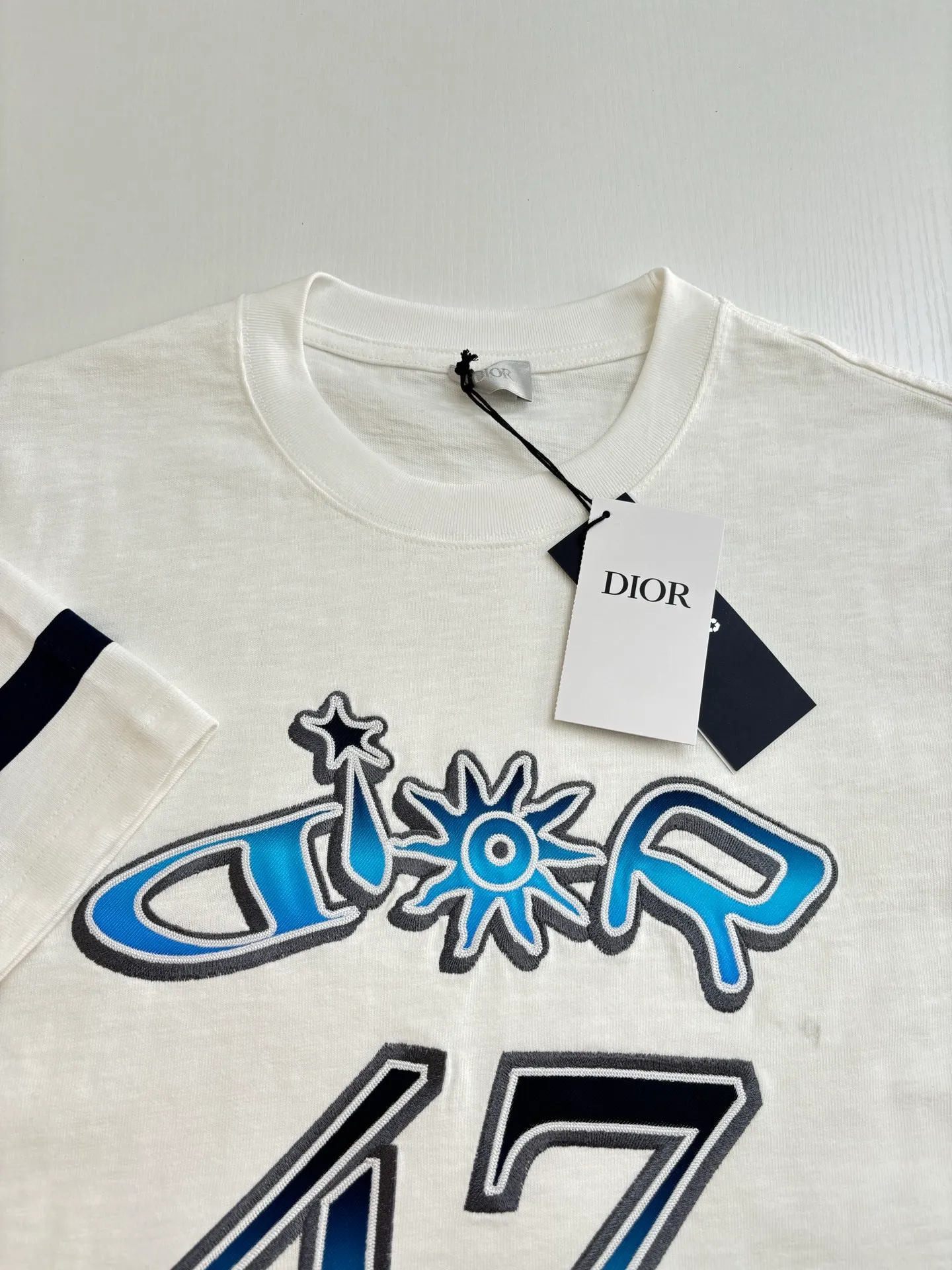 🅿️290 Dio*/Dior 25SS new gradient color embroidered Hamilton joint short-sleeved T-shirt is carefully made of white cotton slub jersey fabric. It is decorated with a multi-color joint series logo on the chest, reinterpreting the logo in a graphic style, and the number 47 is a tribute to the historic year. Featuring a sporty silhouette, it can be worn with or oversized.  Size：S/M/L/XL