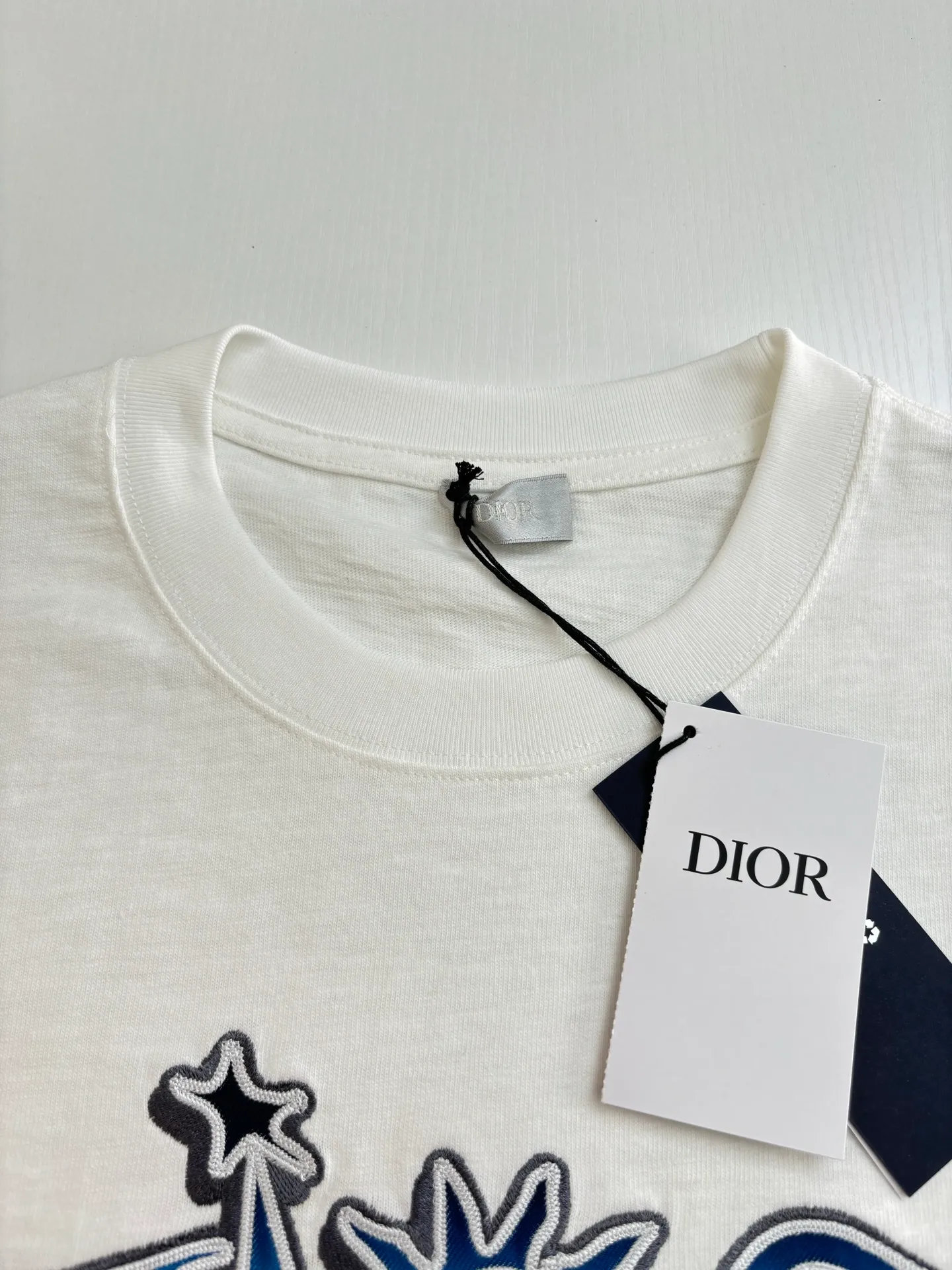 🅿️290 Dio*/Dior 25SS new gradient color embroidered Hamilton joint short-sleeved T-shirt is carefully made of white cotton slub jersey fabric. It is decorated with a multi-color joint series logo on the chest, reinterpreting the logo in a graphic style, and the number 47 is a tribute to the historic year. Featuring a sporty silhouette, it can be worn with or oversized.  Size：S/M/L/XL