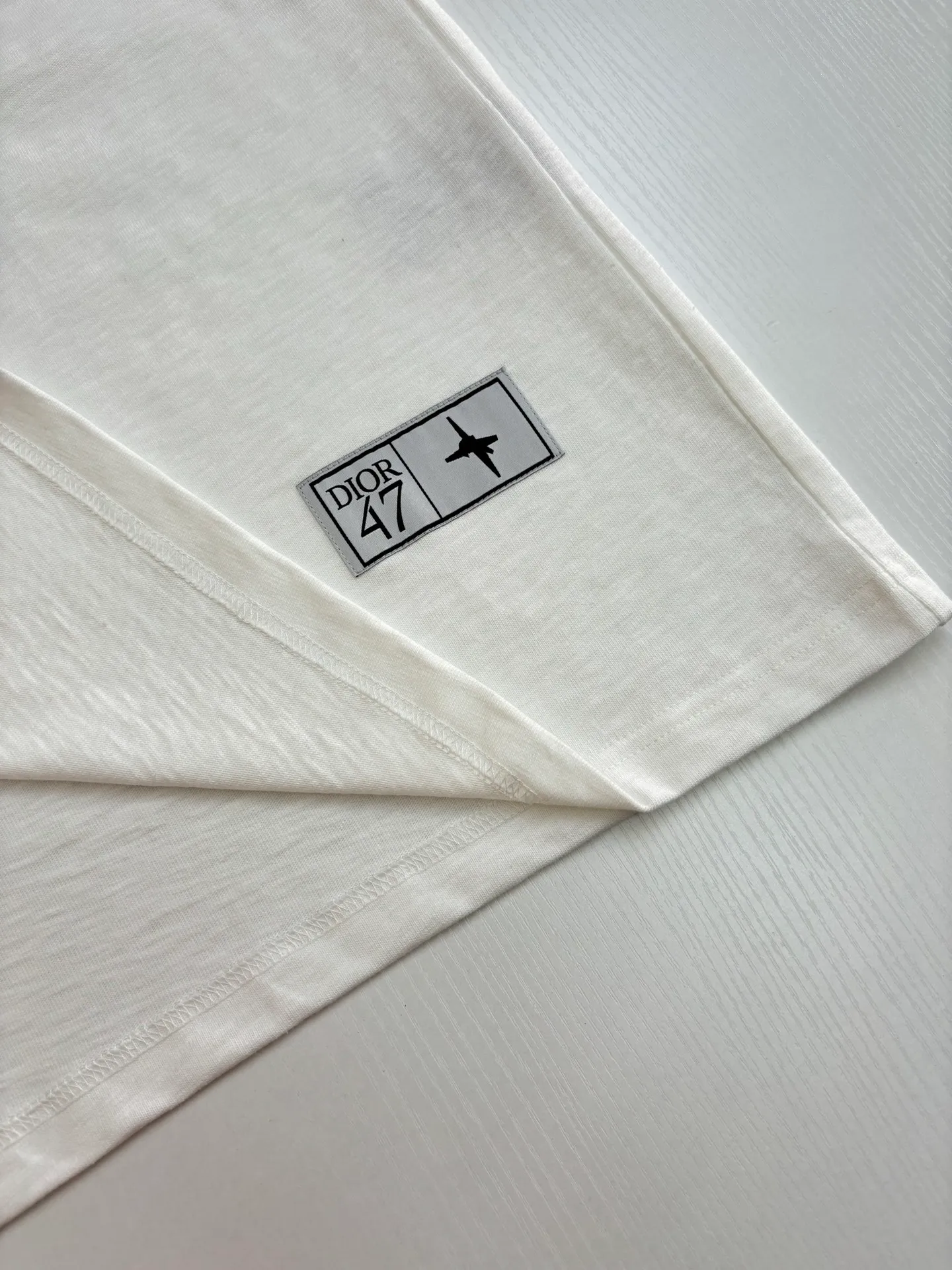 🅿️290 Dio*/Dior 25SS new gradient color embroidered Hamilton joint short-sleeved T-shirt is carefully made of white cotton slub jersey fabric. It is decorated with a multi-color joint series logo on the chest, reinterpreting the logo in a graphic style, and the number 47 is a tribute to the historic year. Featuring a sporty silhouette, it can be worn with or oversized.  Size：S/M/L/XL