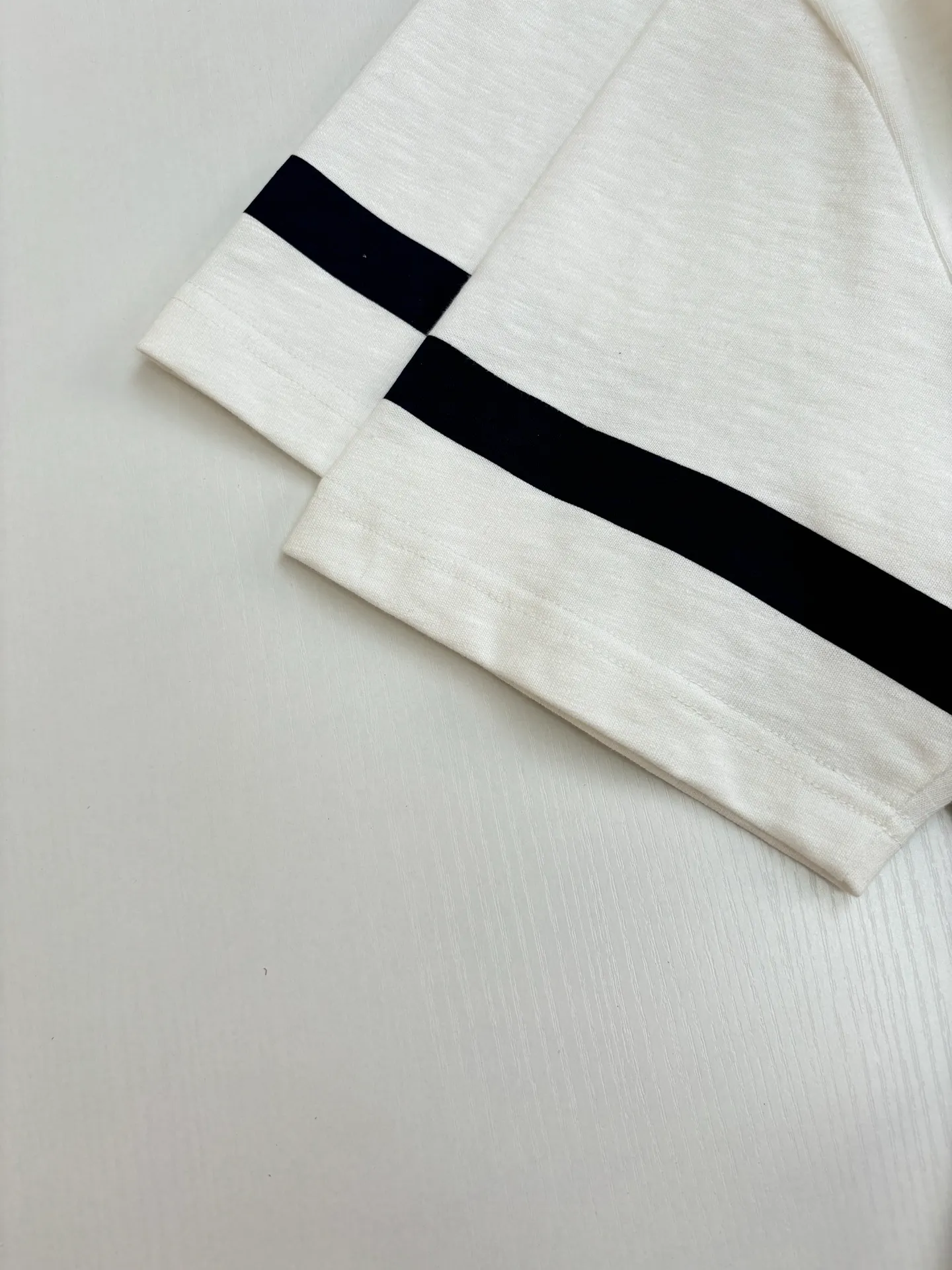 🅿️290 Dio*/Dior 25SS new gradient color embroidered Hamilton joint short-sleeved T-shirt is carefully made of white cotton slub jersey fabric. It is decorated with a multi-color joint series logo on the chest, reinterpreting the logo in a graphic style, and the number 47 is a tribute to the historic year. Featuring a sporty silhouette, it can be worn with or oversized.  Size：S/M/L/XL
