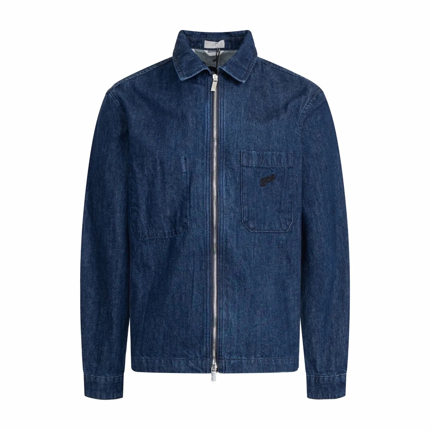 🅿️600 CD 26SS 1947 letter embroidered denim jacket. This jacket shirt is a new product of the 2026 spring men's wear series. It is decorated with multi-color patches, showing the alpine spirit and the classic logo of high-end style inspired by CD archives. Crafted from blue cotton denim for a lightweight feel, it features embroidery on the chest pocket and back. It features a front zipper closure and can be paired with the matching jeans for a sophisticated look. Using high-count cotton denim, through weight reduction textile technology and special washing treatment, while retaining the twill texture and denim durability, the fabric weight has been successfully reduced to the ideal state. The finished product has a cloud-like soft and waxy feel and excellent drape, which subverts the heavy impression of denim. The three-dimensional layering is created through patch pocket technology with a strong hand-feel, and delicate letter outlines are constructed on the chest and back using contrasting embroidery threads and three-dimensional embroidery techniques. The stitch density has been carefully calculated to ensure that the pattern still maintains a high-definition level of clarity despite the rough texture of the denim. The overall structure adopts a jacket-like shirt structure, with precision toothed chain and pull tab design as the opening and closing design, taking into account smooth operation experience and windproof performance. Functional details such as chest patch pockets inside and outside continue the pragmatic logic, and all seam interfaces are secondary reinforced to meet the durability needs of outdoor scenes while maintaining the contours. Size:44-46-48-50
