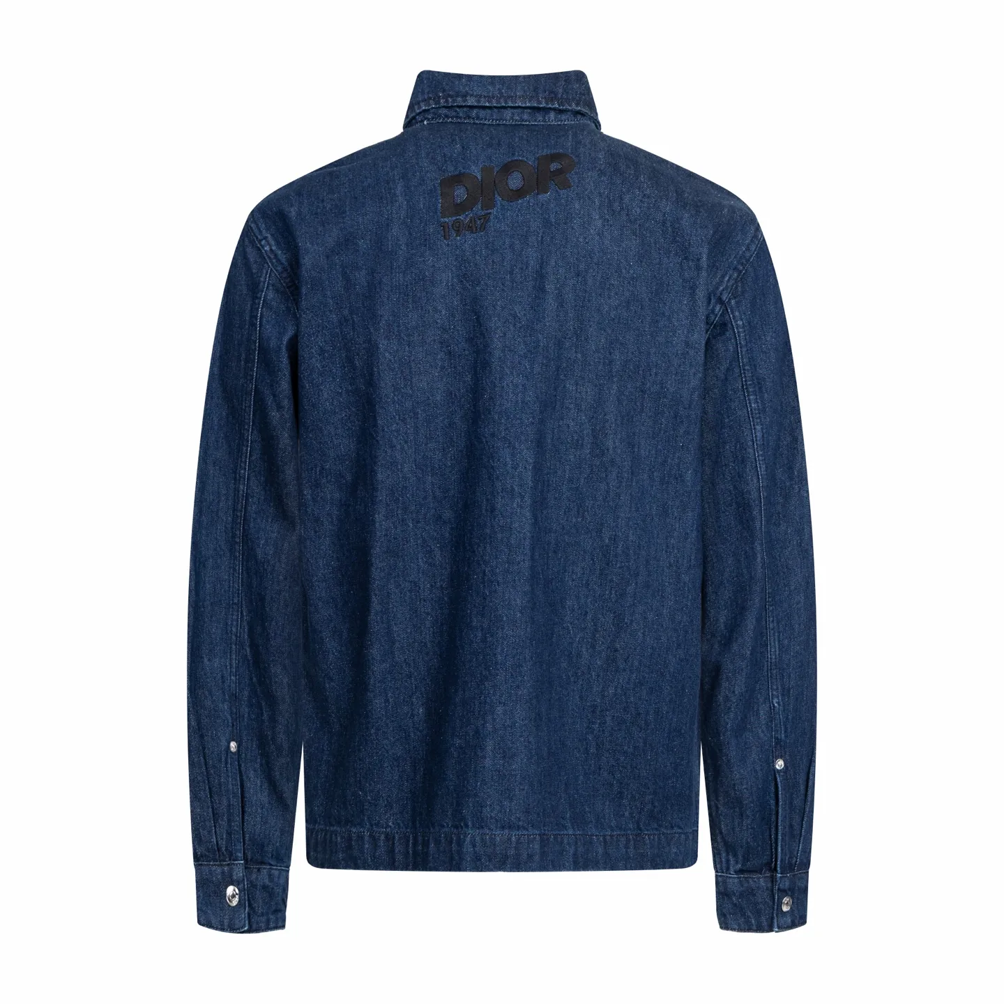 🅿️600 CD 26SS 1947 letter embroidered denim jacket. This jacket shirt is a new product of the 2026 spring men's wear series. It is decorated with multi-color patches, showing the alpine spirit and the classic logo of high-end style inspired by CD archives. Crafted from blue cotton denim for a lightweight feel, it features embroidery on the chest pocket and back. It features a front zipper closure and can be paired with the matching jeans for a sophisticated look. Using high-count cotton denim, through weight reduction textile technology and special washing treatment, while retaining the twill texture and denim durability, the fabric weight has been successfully reduced to the ideal state. The finished product has a cloud-like soft and waxy feel and excellent drape, which subverts the heavy impression of denim. The three-dimensional layering is created through patch pocket technology with a strong hand-feel, and delicate letter outlines are constructed on the chest and back using contrasting embroidery threads and three-dimensional embroidery techniques. The stitch density has been carefully calculated to ensure that the pattern still maintains a high-definition level of clarity despite the rough texture of the denim. The overall structure adopts a jacket-like shirt structure, with precision toothed chain and pull tab design as the opening and closing design, taking into account smooth operation experience and windproof performance. Functional details such as chest patch pockets inside and outside continue the pragmatic logic, and all seam interfaces are secondary reinforced to meet the durability needs of outdoor scenes while maintaining the contours. Size:44-46-48-50
