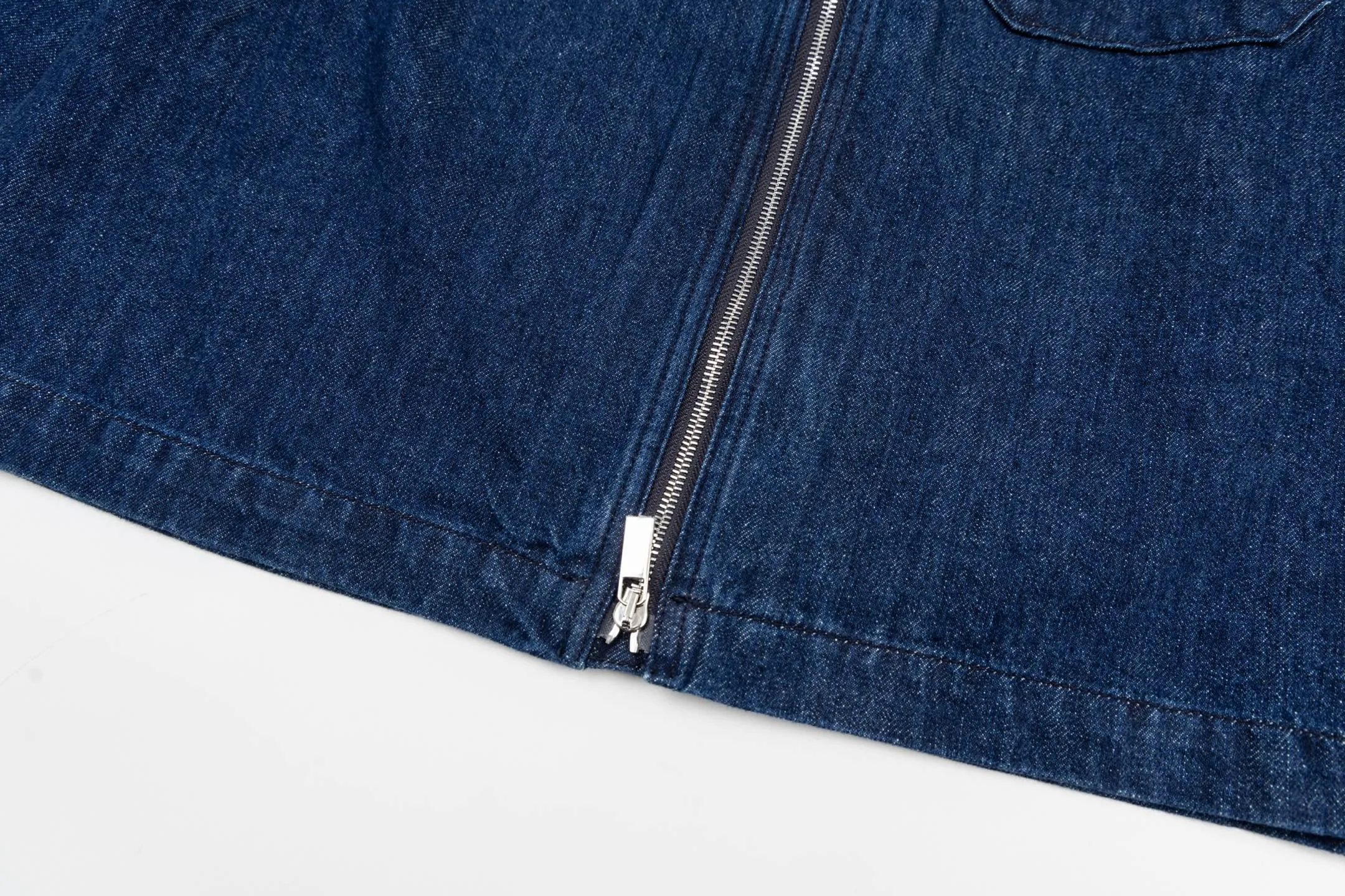🅿️600 CD 26SS 1947 letter embroidered denim jacket. This jacket shirt is a new product of the 2026 spring men's wear series. It is decorated with multi-color patches, showing the alpine spirit and the classic logo of high-end style inspired by CD archives. Crafted from blue cotton denim for a lightweight feel, it features embroidery on the chest pocket and back. It features a front zipper closure and can be paired with the matching jeans for a sophisticated look. Using high-count cotton denim, through weight reduction textile technology and special washing treatment, while retaining the twill texture and denim durability, the fabric weight has been successfully reduced to the ideal state. The finished product has a cloud-like soft and waxy feel and excellent drape, which subverts the heavy impression of denim. The three-dimensional layering is created through patch pocket technology with a strong hand-feel, and delicate letter outlines are constructed on the chest and back using contrasting embroidery threads and three-dimensional embroidery techniques. The stitch density has been carefully calculated to ensure that the pattern still maintains a high-definition level of clarity despite the rough texture of the denim. The overall structure adopts a jacket-like shirt structure, with precision toothed chain and pull tab design as the opening and closing design, taking into account smooth operation experience and windproof performance. Functional details such as chest patch pockets inside and outside continue the pragmatic logic, and all seam interfaces are secondary reinforced to meet the durability needs of outdoor scenes while maintaining the contours. Size:44-46-48-50