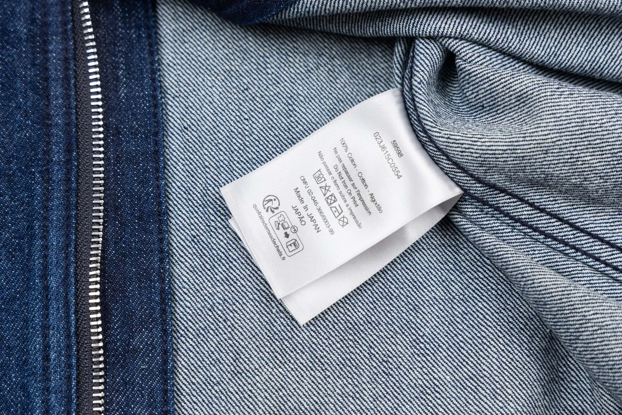 🅿️600 CD 26SS 1947 letter embroidered denim jacket. This jacket shirt is a new product of the 2026 spring men's wear series. It is decorated with multi-color patches, showing the alpine spirit and the classic logo of high-end style inspired by CD archives. Crafted from blue cotton denim for a lightweight feel, it features embroidery on the chest pocket and back. It features a front zipper closure and can be paired with the matching jeans for a sophisticated look. Using high-count cotton denim, through weight reduction textile technology and special washing treatment, while retaining the twill texture and denim durability, the fabric weight has been successfully reduced to the ideal state. The finished product has a cloud-like soft and waxy feel and excellent drape, which subverts the heavy impression of denim. The three-dimensional layering is created through patch pocket technology with a strong hand-feel, and delicate letter outlines are constructed on the chest and back using contrasting embroidery threads and three-dimensional embroidery techniques. The stitch density has been carefully calculated to ensure that the pattern still maintains a high-definition level of clarity despite the rough texture of the denim. The overall structure adopts a jacket-like shirt structure, with precision toothed chain and pull tab design as the opening and closing design, taking into account smooth operation experience and windproof performance. Functional details such as chest patch pockets inside and outside continue the pragmatic logic, and all seam interfaces are secondary reinforced to meet the durability needs of outdoor scenes while maintaining the contours. Size:44-46-48-50