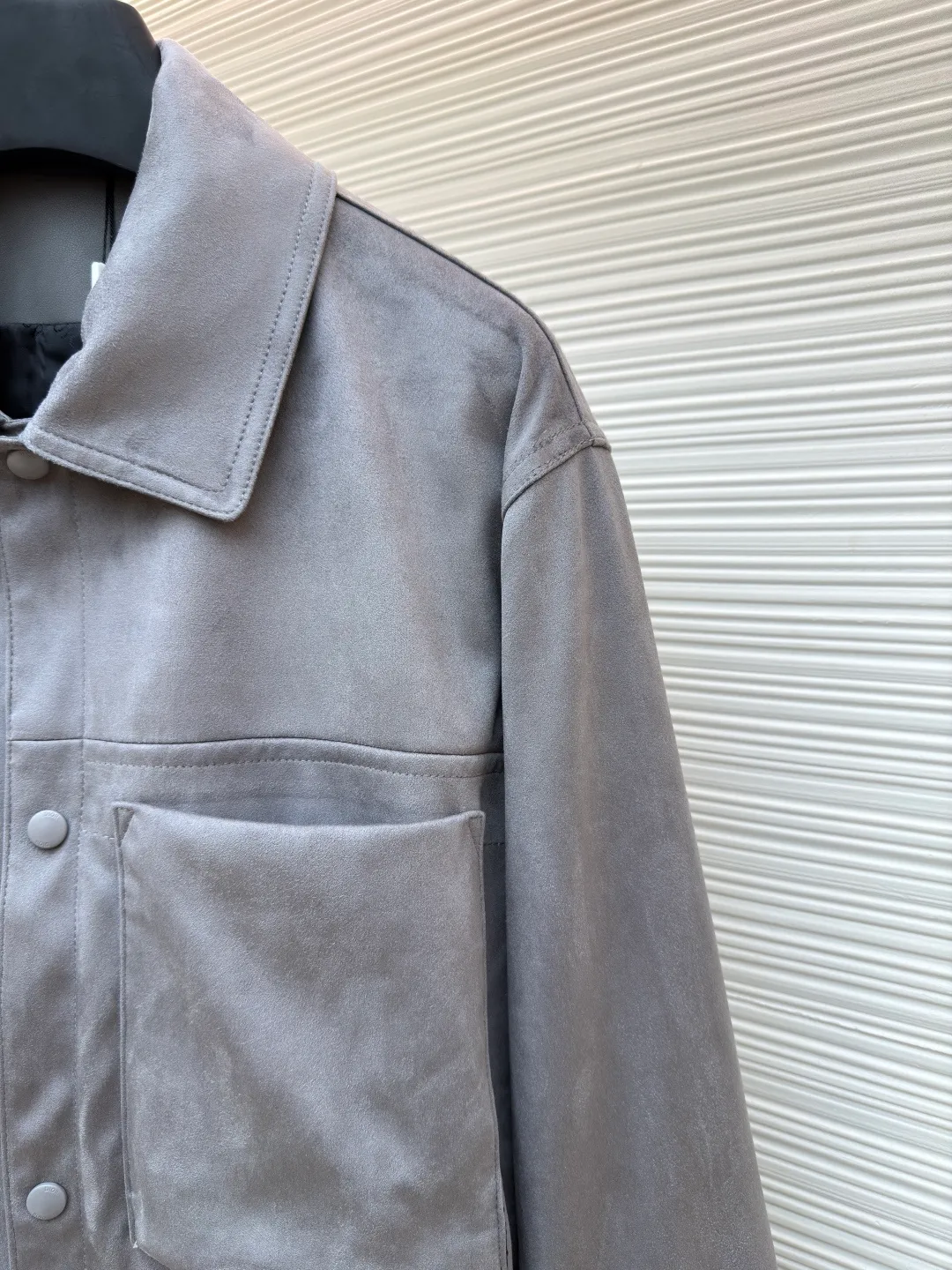 Dior suede jacket ●Original version: 38000 purchased and developed ●Item number: 1681582-C30 ●Fabric: suede fabric ●Technology: embossed production ●Color: gray ●Version: fitted version ●Weight: about 940 grams ●Size: 48-50-52 ●Description: The original version was purchased from Hangzhou National Specialty School for 36,000. The fabric is made of Italian suede. It is paired with 50 grams of knitted composite. Customized 101 matte black leather. Customized black jacquard logo silk lining. Customized 0.3×6cm leather strip. Customized 14mm matte black snap button. Customized 10mm mushroom snap button. Embossed placket. Customized accessories. Same style for men and women. Full street feel. Very good workmanship details. The overall wiring is straight and delicate, the fabric is comfortable and soft, and the color is consistent without color difference. It can be matched with the same style to create a fashionable look and control various occasions. Customized accessories, complete with three standards, same style for men and women!