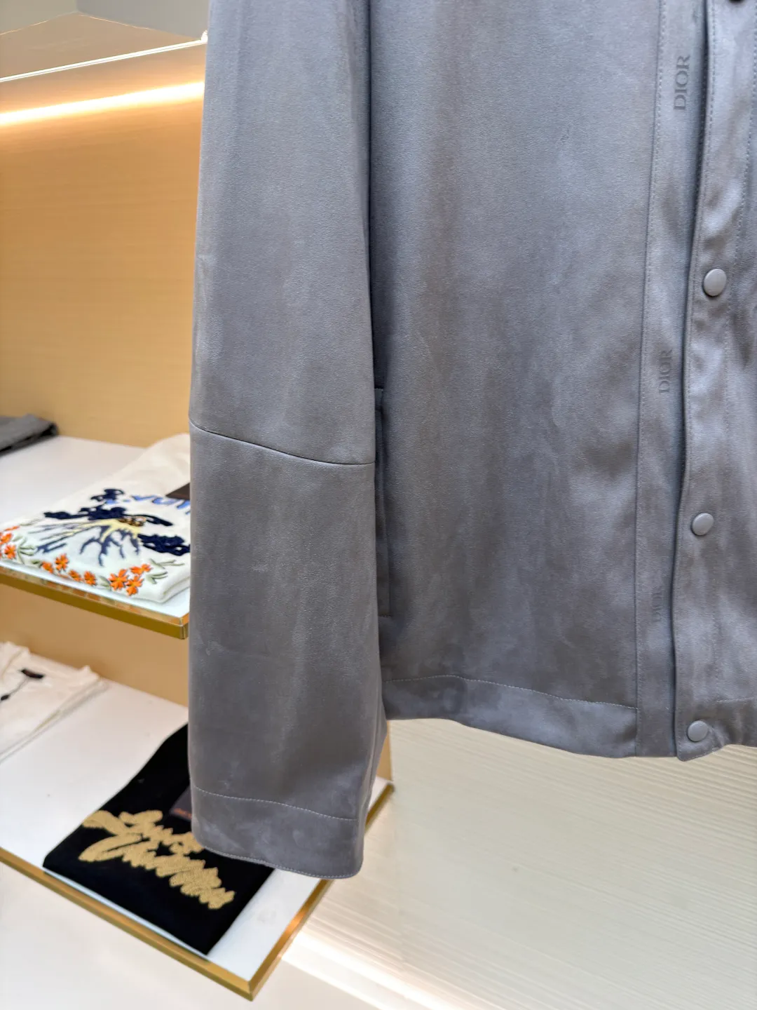 Dior suede jacket ●Original version: 38000 purchased and developed ●Item number: 1681582-C30 ●Fabric: suede fabric ●Technology: embossed production ●Color: gray ●Version: fitted version ●Weight: about 940 grams ●Size: 48-50-52 ●Description: The original version was purchased from Hangzhou National Specialty School for 36,000. The fabric is made of Italian suede. It is paired with 50 grams of knitted composite. Customized 101 matte black leather. Customized black jacquard logo silk lining. Customized 0.3×6cm leather strip. Customized 14mm matte black snap button. Customized 10mm mushroom snap button. Embossed placket. Customized accessories. Same style for men and women. Full street feel. Very good workmanship details. The overall wiring is straight and delicate, the fabric is comfortable and soft, and the color is consistent without color difference. It can be matched with the same style to create a fashionable look and control various occasions. Customized accessories, complete with three standards, same style for men and women!