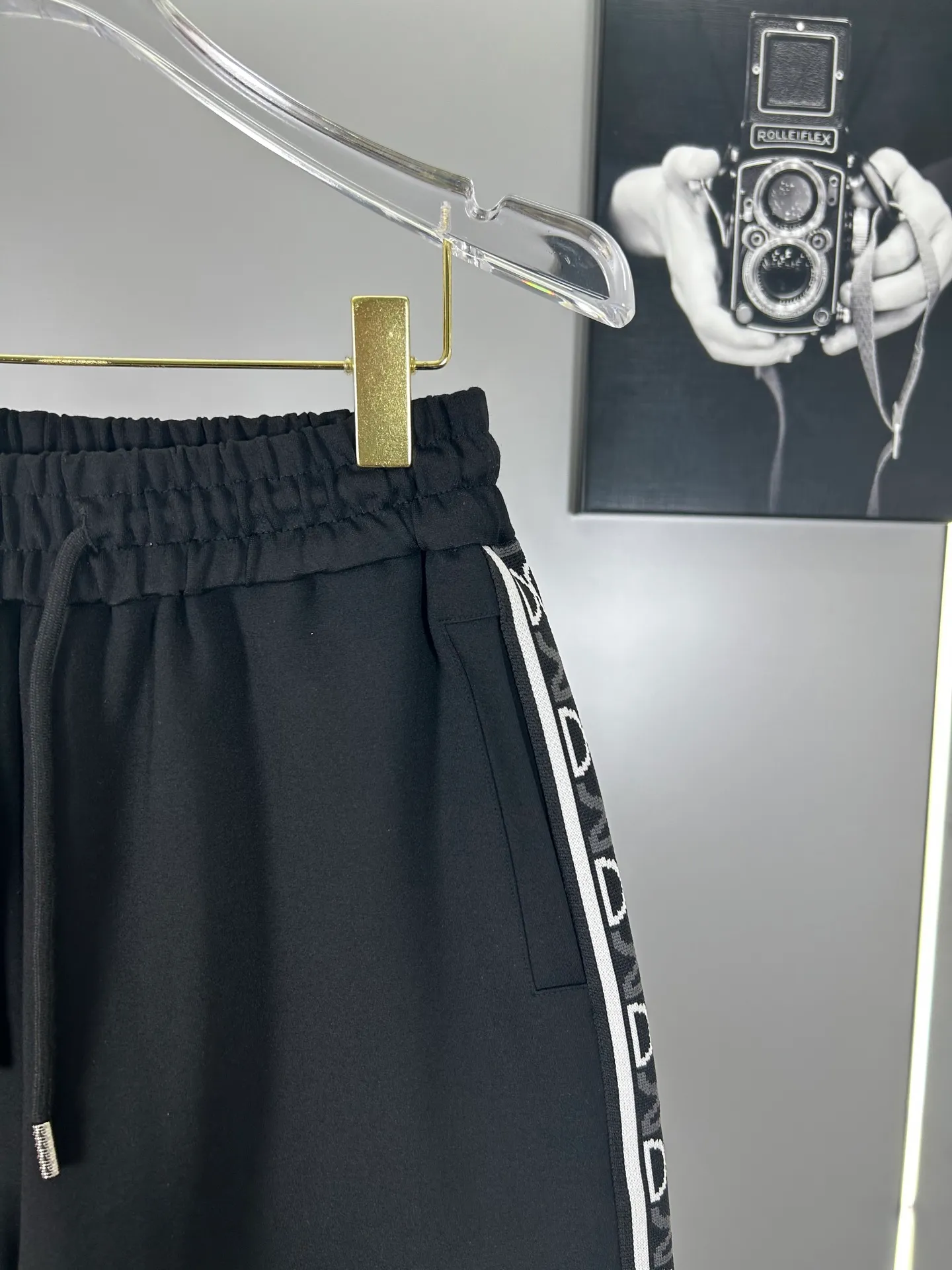 🅿️240 (high-end original specification version) Dior 2025ss trade channel goods. Ribbon casual sports shorts are an irresistible classic style with a casual and fashionable touch. Simplified proportional tailoring creates a casual and versatile fit. The customer-supplied high-density 400g fabric is different from traditional knitted cotton fabrics. It feels soft and delicate, has a better texture, is comfortable and skin-friendly, anti-wrinkle and breathable. Modern classic urban benchmark with a new image. The drawstring waist design highlights the charm of sports and leisure. It shows the youthful and exuberant expression. Lazy and sexy... Size: S--XXL