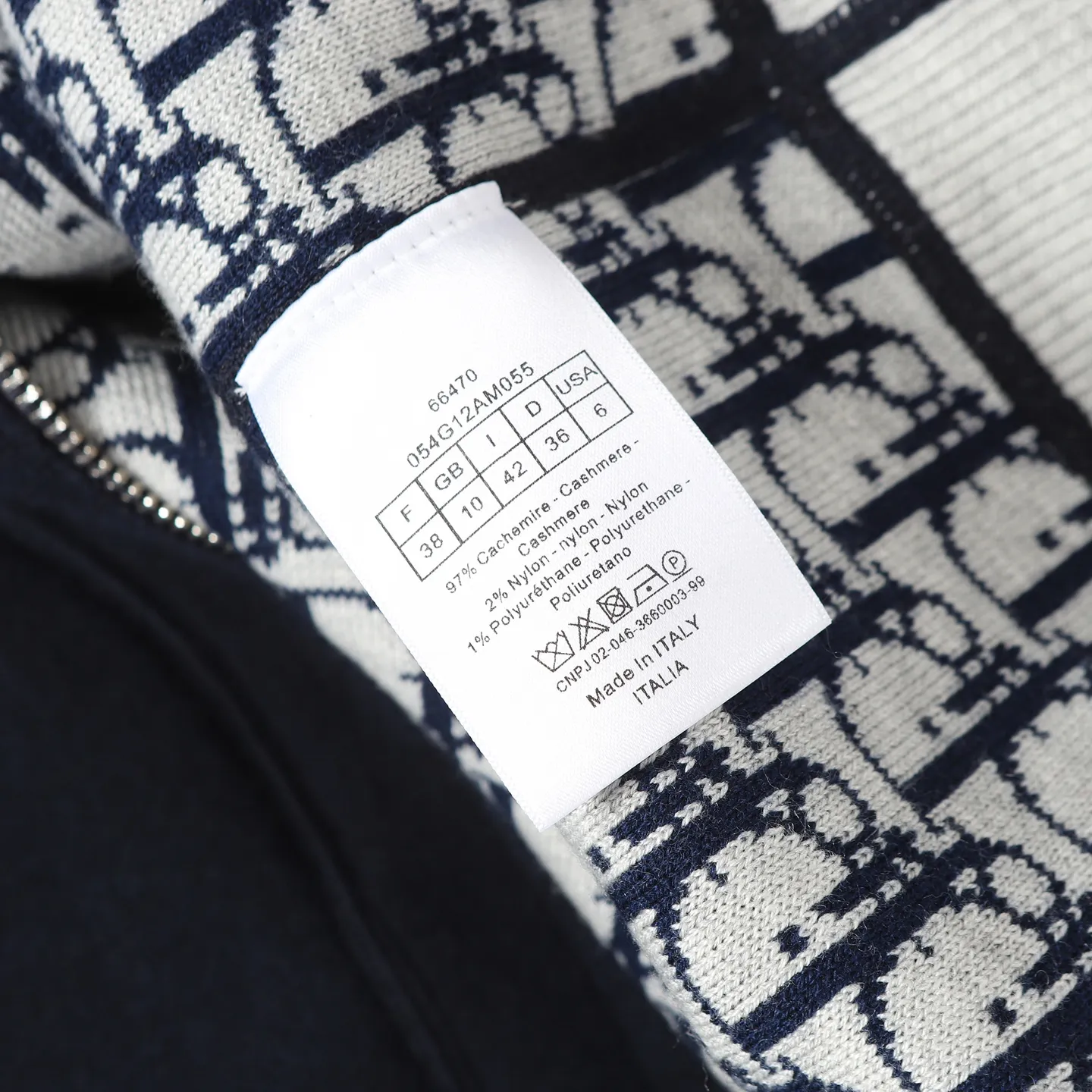 🅿️650 [Original quality] CD/Dior 24FW jacquard double-sided cashmere jacket (navy blue) The fabric is made of cotton and cashmere blended fabrics, and is made of high-quality wool and cashmere, which is soft and comfortable to the touch. The navy blue cotton blended knitted fabric is carefully crafted using imported machine jacquard technology. One side is decorated with the classic presbyopia logo jacquard pattern, and the other side is a simple white design. It can be worn on both sides. The drawstring hood is paired with metal hardware engraved with the Dior logo, adding refined detail. It features practical patch pockets on the front, and a ribbed hem and cuffs ensure a form-fitting fit. The double zipper with monogram highlights the brand's signature, and the raglan sleeves are cut in a smooth, natural style. The front is embellished with the Dior embroidered logo, and the inside is decorated with Oblique print throughout, with exquisite details. Pair with the matching sports trousers for an elegant and casual look. The whole piece integrates high-end craftsmanship into daily items, showing the brand's exquisite craftsmanship and classic aesthetics. Size:S/M/L/XL
