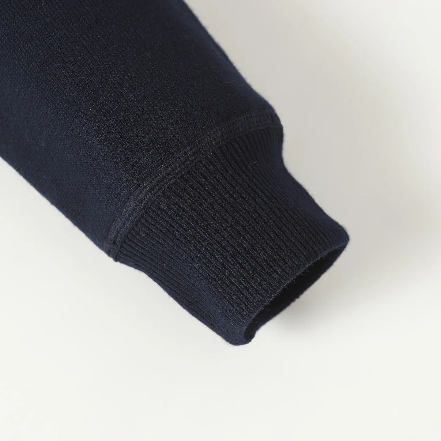🅿️650 [Original quality] CD/Dior 24FW jacquard double-sided cashmere jacket (navy blue) The fabric is made of cotton and cashmere blended fabrics, and is made of high-quality wool and cashmere, which is soft and comfortable to the touch. The navy blue cotton blended knitted fabric is carefully crafted using imported machine jacquard technology. One side is decorated with the classic presbyopia logo jacquard pattern, and the other side is a simple white design. It can be worn on both sides. The drawstring hood is paired with metal hardware engraved with the Dior logo, adding refined detail. It features practical patch pockets on the front, and a ribbed hem and cuffs ensure a form-fitting fit. The double zipper with monogram highlights the brand's signature, and the raglan sleeves are cut in a smooth, natural style. The front is embellished with the Dior embroidered logo, and the inside is decorated with Oblique print throughout, with exquisite details. Pair with the matching sports trousers for an elegant and casual look. The whole piece integrates high-end craftsmanship into daily items, showing the brand's exquisite craftsmanship and classic aesthetics. Size:S/M/L/XL