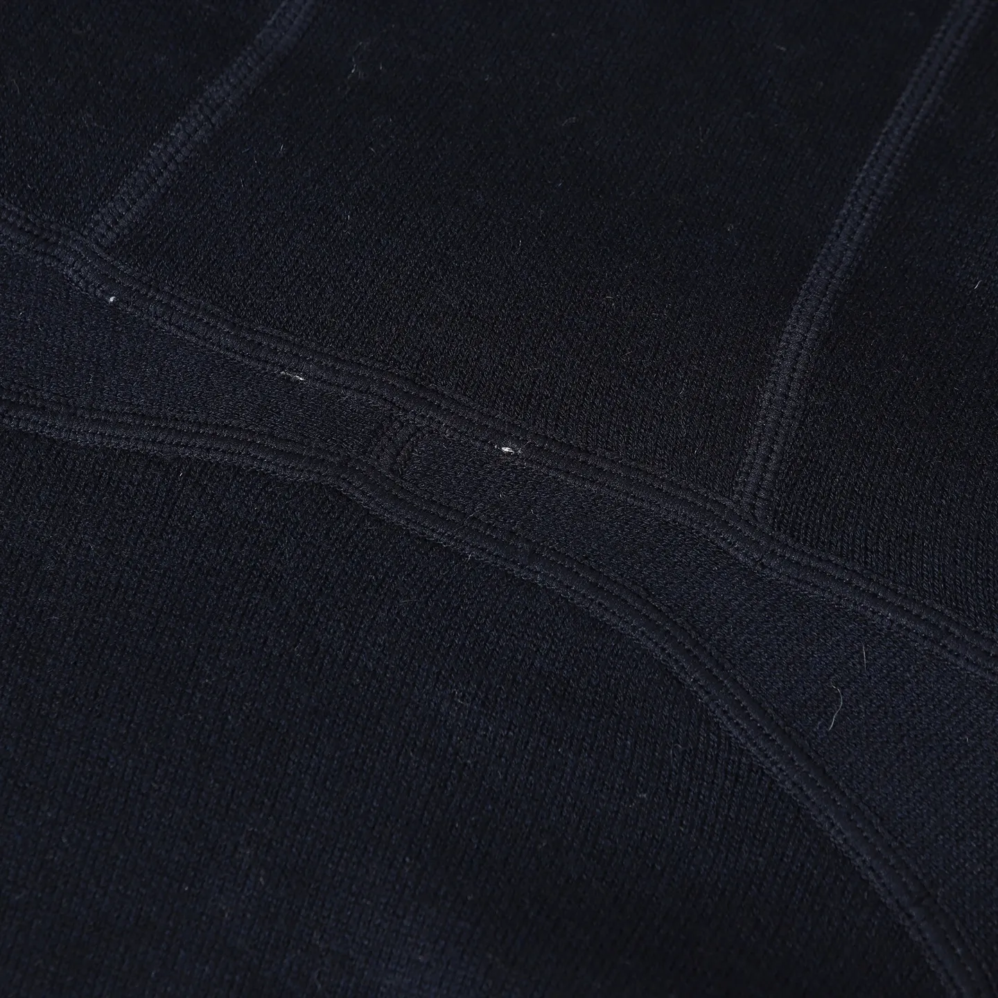 🅿️650 [Original quality] CD/Dior 24FW jacquard double-sided cashmere jacket (navy blue) The fabric is made of cotton and cashmere blended fabrics, and is made of high-quality wool and cashmere, which is soft and comfortable to the touch. The navy blue cotton blended knitted fabric is carefully crafted using imported machine jacquard technology. One side is decorated with the classic presbyopia logo jacquard pattern, and the other side is a simple white design. It can be worn on both sides. The drawstring hood is paired with metal hardware engraved with the Dior logo, adding refined detail. It features practical patch pockets on the front, and a ribbed hem and cuffs ensure a form-fitting fit. The double zipper with monogram highlights the brand's signature, and the raglan sleeves are cut in a smooth, natural style. The front is embellished with the Dior embroidered logo, and the inside is decorated with Oblique print throughout, with exquisite details. Pair with the matching sports trousers for an elegant and casual look. The whole piece integrates high-end craftsmanship into daily items, showing the brand's exquisite craftsmanship and classic aesthetics. Size:S/M/L/XL