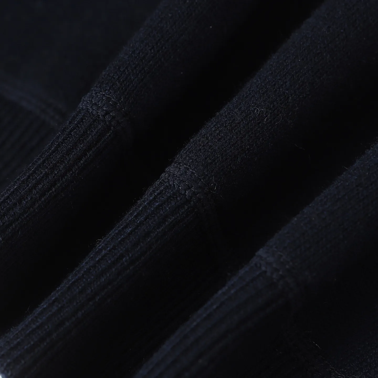 🅿️650 [Original quality] CD/Dior 24FW jacquard double-sided cashmere jacket (navy blue) The fabric is made of cotton and cashmere blended fabrics, and is made of high-quality wool and cashmere, which is soft and comfortable to the touch. The navy blue cotton blended knitted fabric is carefully crafted using imported machine jacquard technology. One side is decorated with the classic presbyopia logo jacquard pattern, and the other side is a simple white design. It can be worn on both sides. The drawstring hood is paired with metal hardware engraved with the Dior logo, adding refined detail. It features practical patch pockets on the front, and a ribbed hem and cuffs ensure a form-fitting fit. The double zipper with monogram highlights the brand's signature, and the raglan sleeves are cut in a smooth, natural style. The front is embellished with the Dior embroidered logo, and the inside is decorated with Oblique print throughout, with exquisite details. Pair with the matching sports trousers for an elegant and casual look. The whole piece integrates high-end craftsmanship into daily items, showing the brand's exquisite craftsmanship and classic aesthetics. Size:S/M/L/XL