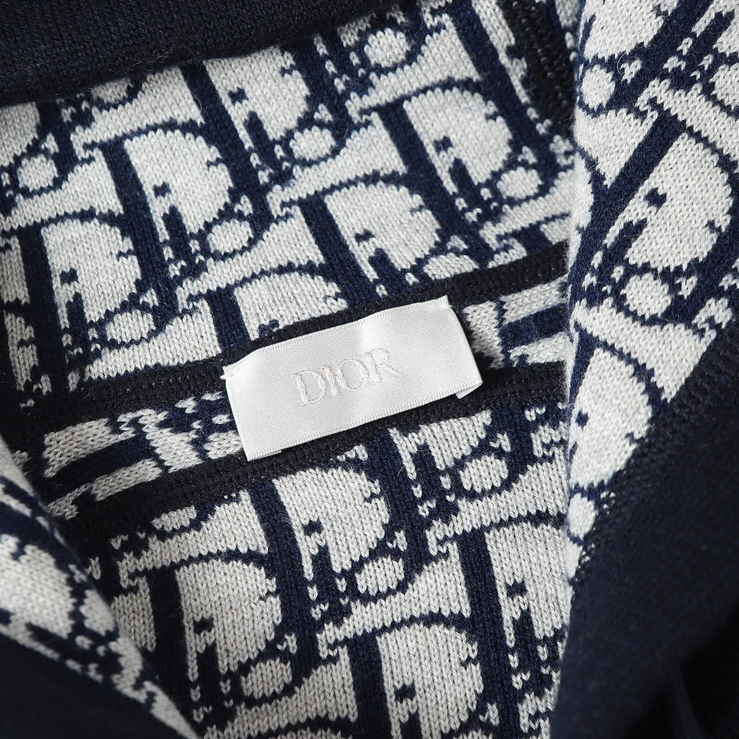 🅿️650 [Original quality] CD/Dior 24FW jacquard double-sided cashmere jacket (navy blue) The fabric is made of cotton and cashmere blended fabrics, and is made of high-quality wool and cashmere, which is soft and comfortable to the touch. The navy blue cotton blended knitted fabric is carefully crafted using imported machine jacquard technology. One side is decorated with the classic presbyopia logo jacquard pattern, and the other side is a simple white design. It can be worn on both sides. The drawstring hood is paired with metal hardware engraved with the Dior logo, adding refined detail. It features practical patch pockets on the front, and a ribbed hem and cuffs ensure a form-fitting fit. The double zipper with monogram highlights the brand's signature, and the raglan sleeves are cut in a smooth, natural style. The front is embellished with the Dior embroidered logo, and the inside is decorated with Oblique print throughout, with exquisite details. Pair with the matching sports trousers for an elegant and casual look. The whole piece integrates high-end craftsmanship into daily items, showing the brand's exquisite craftsmanship and classic aesthetics. Size:S/M/L/XL