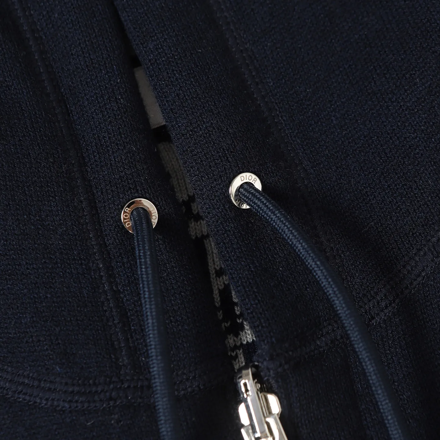 🅿️650 [Original quality] CD/Dior 24FW jacquard double-sided cashmere jacket (navy blue) The fabric is made of cotton and cashmere blended fabrics, and is made of high-quality wool and cashmere, which is soft and comfortable to the touch. The navy blue cotton blended knitted fabric is carefully crafted using imported machine jacquard technology. One side is decorated with the classic presbyopia logo jacquard pattern, and the other side is a simple white design. It can be worn on both sides. The drawstring hood is paired with metal hardware engraved with the Dior logo, adding refined detail. It features practical patch pockets on the front, and a ribbed hem and cuffs ensure a form-fitting fit. The double zipper with monogram highlights the brand's signature, and the raglan sleeves are cut in a smooth, natural style. The front is embellished with the Dior embroidered logo, and the inside is decorated with Oblique print throughout, with exquisite details. Pair with the matching sports trousers for an elegant and casual look. The whole piece integrates high-end craftsmanship into daily items, showing the brand's exquisite craftsmanship and classic aesthetics. Size:S/M/L/XL