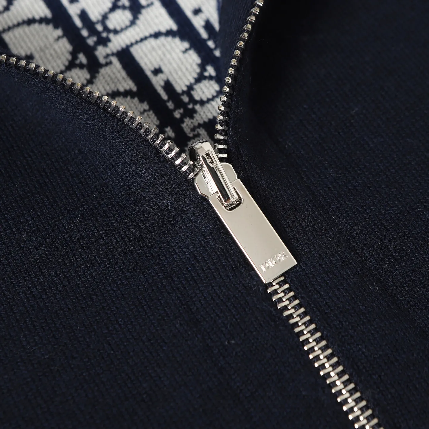 🅿️650 [Original quality] CD/Dior 24FW jacquard double-sided cashmere jacket (navy blue) The fabric is made of cotton and cashmere blended fabrics, and is made of high-quality wool and cashmere, which is soft and comfortable to the touch. The navy blue cotton blended knitted fabric is carefully crafted using imported machine jacquard technology. One side is decorated with the classic presbyopia logo jacquard pattern, and the other side is a simple white design. It can be worn on both sides. The drawstring hood is paired with metal hardware engraved with the Dior logo, adding refined detail. It features practical patch pockets on the front, and a ribbed hem and cuffs ensure a form-fitting fit. The double zipper with monogram highlights the brand's signature, and the raglan sleeves are cut in a smooth, natural style. The front is embellished with the Dior embroidered logo, and the inside is decorated with Oblique print throughout, with exquisite details. Pair with the matching sports trousers for an elegant and casual look. The whole piece integrates high-end craftsmanship into daily items, showing the brand's exquisite craftsmanship and classic aesthetics. Size:S/M/L/XL