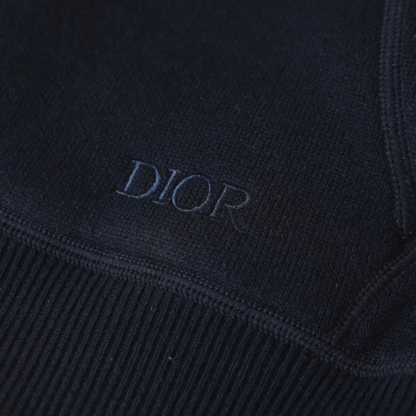 🅿️650 [Original quality] CD/Dior 24FW jacquard double-sided cashmere jacket (navy blue) The fabric is made of cotton and cashmere blended fabrics, and is made of high-quality wool and cashmere, which is soft and comfortable to the touch. The navy blue cotton blended knitted fabric is carefully crafted using imported machine jacquard technology. One side is decorated with the classic presbyopia logo jacquard pattern, and the other side is a simple white design. It can be worn on both sides. The drawstring hood is paired with metal hardware engraved with the Dior logo, adding refined detail. It features practical patch pockets on the front, and a ribbed hem and cuffs ensure a form-fitting fit. The double zipper with monogram highlights the brand's signature, and the raglan sleeves are cut in a smooth, natural style. The front is embellished with the Dior embroidered logo, and the inside is decorated with Oblique print throughout, with exquisite details. Pair with the matching sports trousers for an elegant and casual look. The whole piece integrates high-end craftsmanship into daily items, showing the brand's exquisite craftsmanship and classic aesthetics. Size:S/M/L/XL