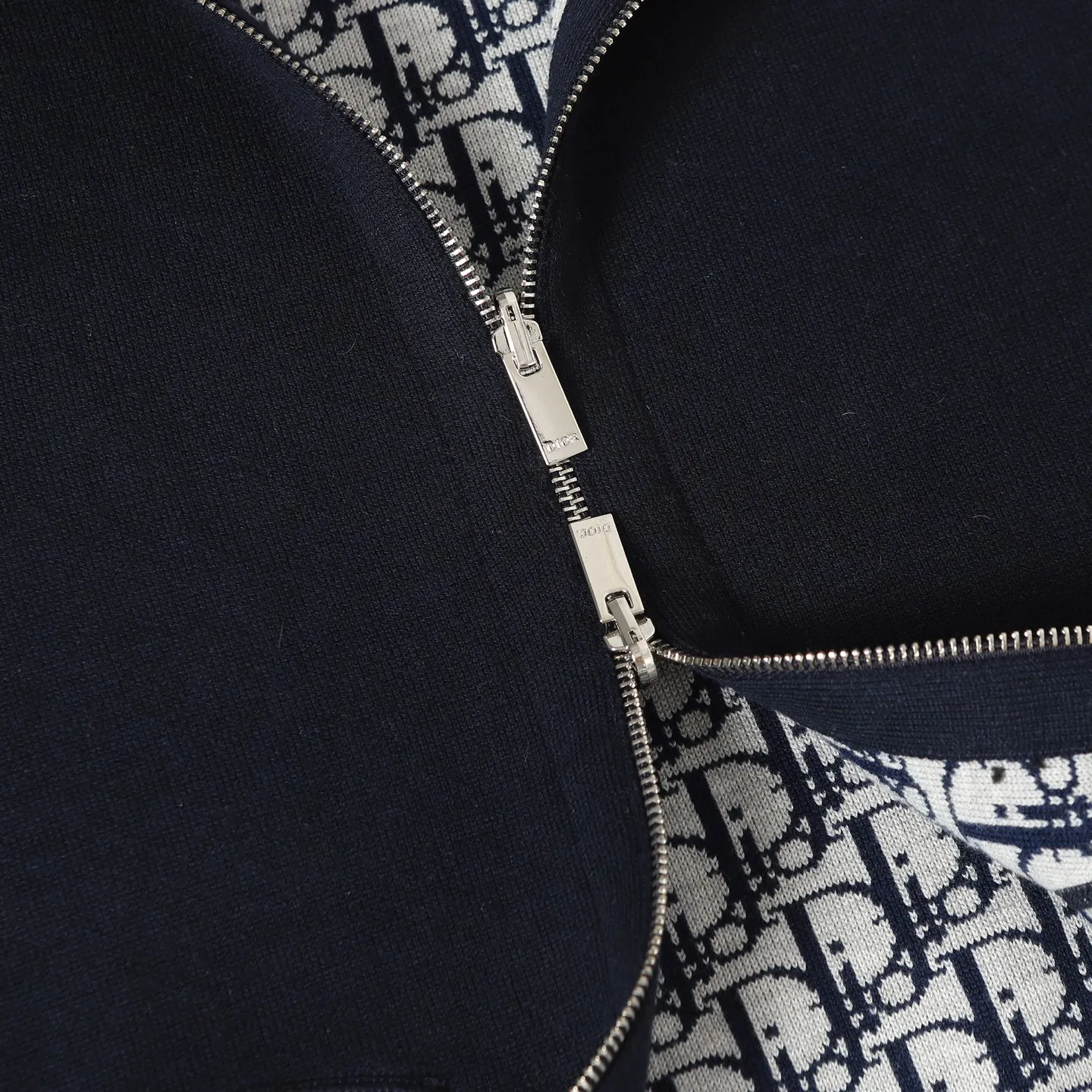 🅿️650 [Original quality] CD/Dior 24FW jacquard double-sided cashmere jacket (navy blue) The fabric is made of cotton and cashmere blended fabrics, and is made of high-quality wool and cashmere, which is soft and comfortable to the touch. The navy blue cotton blended knitted fabric is carefully crafted using imported machine jacquard technology. One side is decorated with the classic presbyopia logo jacquard pattern, and the other side is a simple white design. It can be worn on both sides. The drawstring hood is paired with metal hardware engraved with the Dior logo, adding refined detail. It features practical patch pockets on the front, and a ribbed hem and cuffs ensure a form-fitting fit. The double zipper with monogram highlights the brand's signature, and the raglan sleeves are cut in a smooth, natural style. The front is embellished with the Dior embroidered logo, and the inside is decorated with Oblique print throughout, with exquisite details. Pair with the matching sports trousers for an elegant and casual look. The whole piece integrates high-end craftsmanship into daily items, showing the brand's exquisite craftsmanship and classic aesthetics. Size:S/M/L/XL