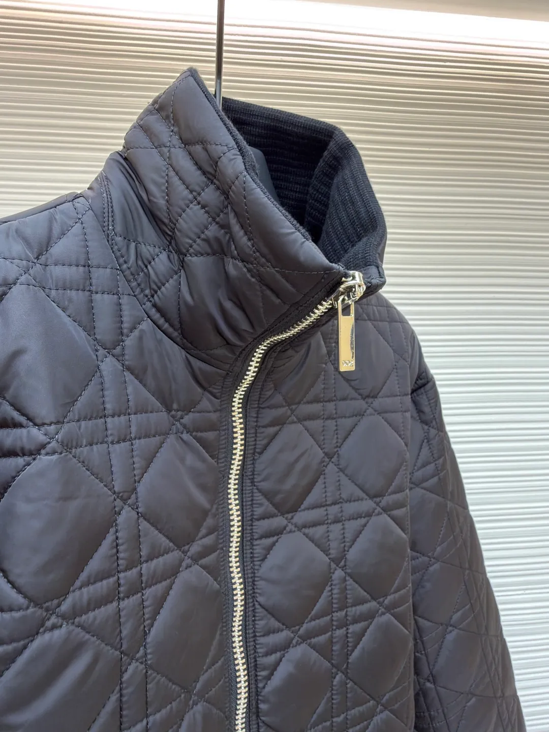 Dior cannage ribbed two-way zipper jacket ●Original version: Purchased and developed by 22991 ●Item number: 1681047-C45 ●Fabric: cannage fabric ●Technology: Made on positioning cutting machine ●Version: Fitted version ●Weight: about 675 grams ●Size: 46-48-50-52 ●Description: This cannage pattern reinterprets Dio's classic pattern. Crafted from black technical fabric with an all-over quilted cannage pattern, it has a ribbed collar and cuffs and a flapless stash pocket. May be worn with or tailored. The overall wiring is straight and delicate, the fabric is comfortable and soft, and the color is consistent without color difference. It can be matched with the same style to create a fashionable look and control various occasions. Customized accessories, complete with three standards, same style for men and women!
