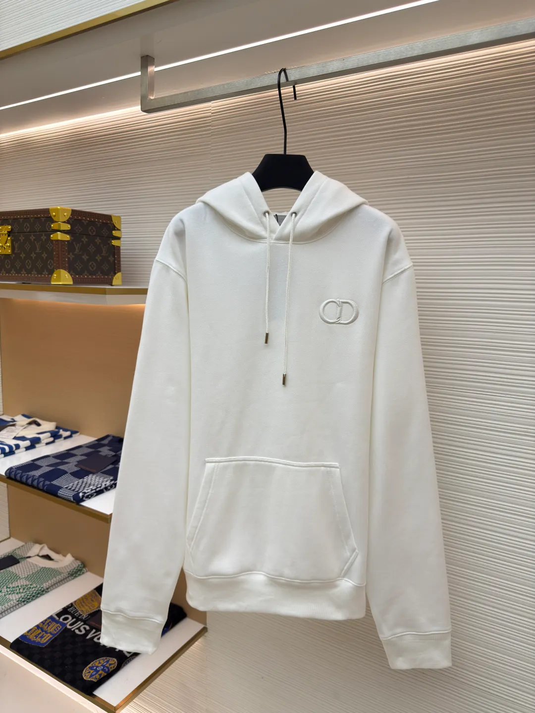 DIOR logo embroidered long-sleeved hoodie ●Authentic product: purchased and developed by 13066 ●Item number: 1680344-A85 ●Fabric: pure cotton fabric ●Technology: embroidery production ●Version: loose fit ●Weight: about 755 grams ●Size: S-M-L-XL ●Description: Made of customized cotton fabric, with classic high-density logo embroidery on the chest and velvet design on the inside. It can be matched with bottoms of the same season to create a fashionable look. It can be worn inside or outside to suit various occasions. Customized accessories, complete with three labels, same style for men and women!