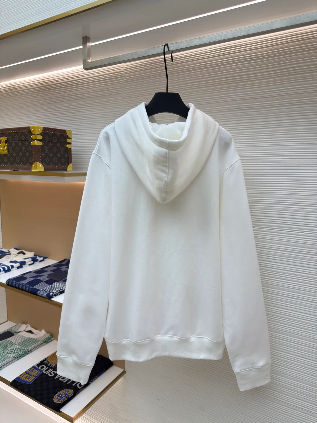 DIOR logo embroidered long-sleeved hoodie ●Authentic product: purchased and developed by 13066 ●Item number: 1680344-A85 ●Fabric: pure cotton fabric ●Technology: embroidery production ●Version: loose fit ●Weight: about 755 grams ●Size: S-M-L-XL ●Description: Made of customized cotton fabric, with classic high-density logo embroidery on the chest and velvet design on the inside. It can be matched with bottoms of the same season to create a fashionable look. It can be worn inside or outside to suit various occasions. Customized accessories, complete with three labels, same style for men and women!