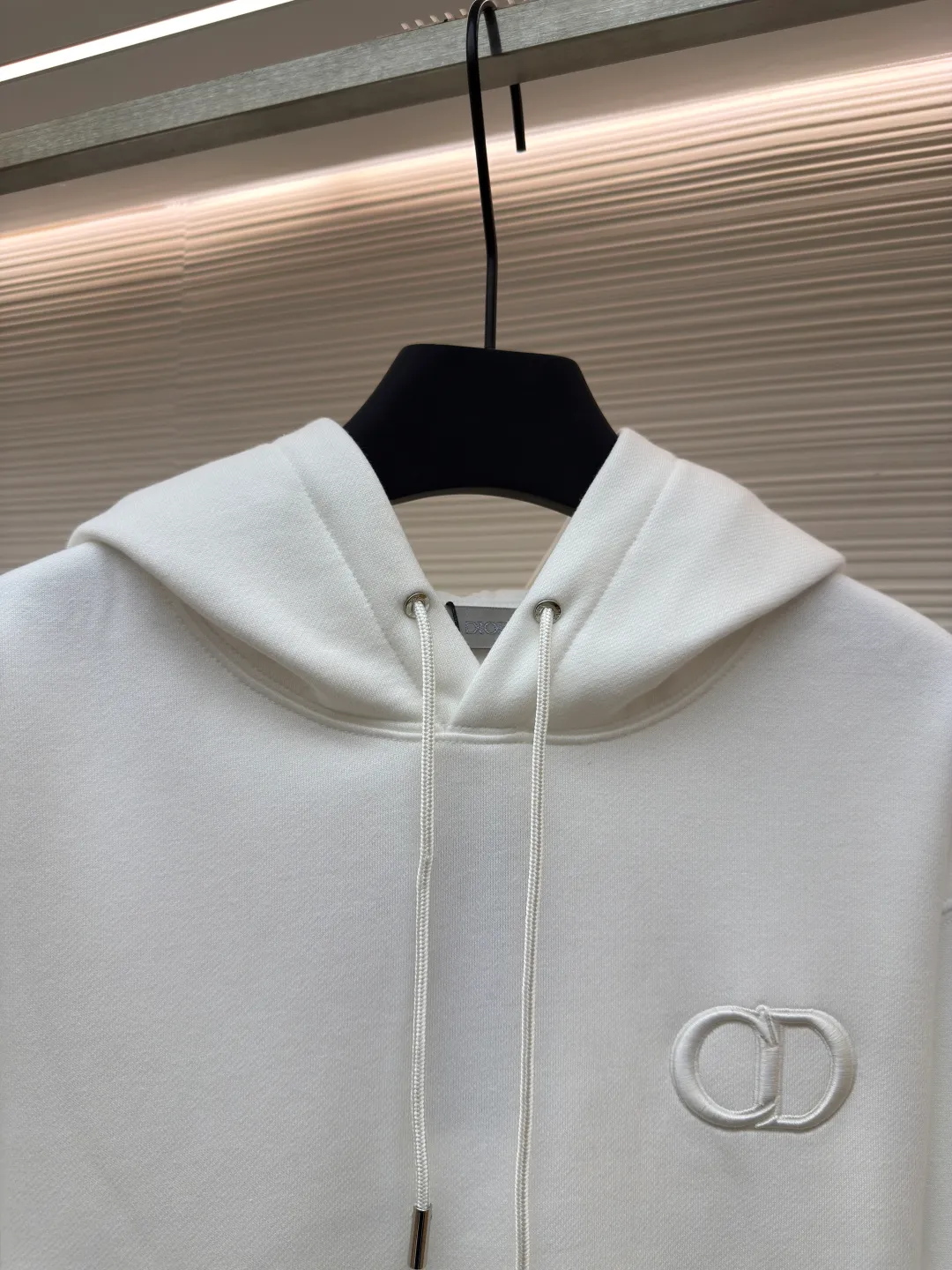 DIOR logo embroidered long-sleeved hoodie ●Authentic product: purchased and developed by 13066 ●Item number: 1680344-A85 ●Fabric: pure cotton fabric ●Technology: embroidery production ●Version: loose fit ●Weight: about 755 grams ●Size: S-M-L-XL ●Description: Made of customized cotton fabric, with classic high-density logo embroidery on the chest and velvet design on the inside. It can be matched with bottoms of the same season to create a fashionable look. It can be worn inside or outside to suit various occasions. Customized accessories, complete with three labels, same style for men and women!
