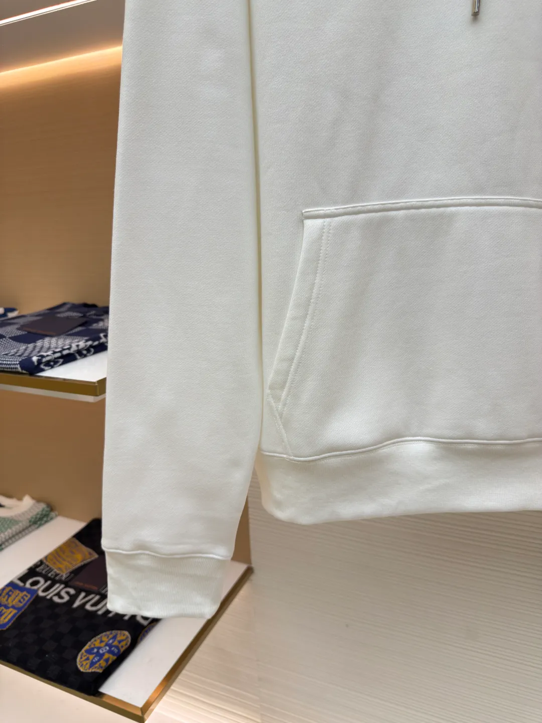 DIOR logo embroidered long-sleeved hoodie ●Authentic product: purchased and developed by 13066 ●Item number: 1680344-A85 ●Fabric: pure cotton fabric ●Technology: embroidery production ●Version: loose fit ●Weight: about 755 grams ●Size: S-M-L-XL ●Description: Made of customized cotton fabric, with classic high-density logo embroidery on the chest and velvet design on the inside. It can be matched with bottoms of the same season to create a fashionable look. It can be worn inside or outside to suit various occasions. Customized accessories, complete with three labels, same style for men and women!