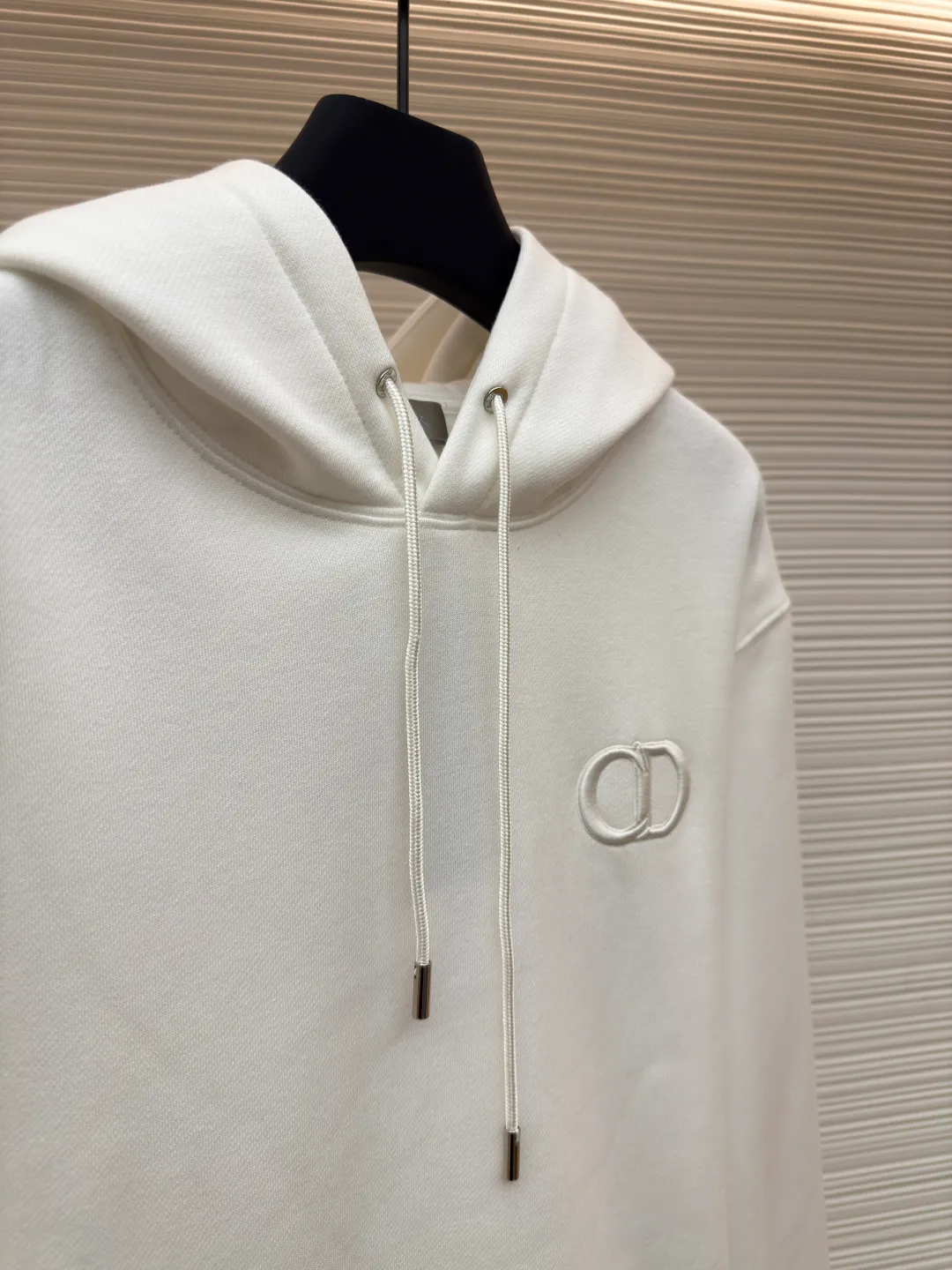DIOR logo embroidered long-sleeved hoodie ●Authentic product: purchased and developed by 13066 ●Item number: 1680344-A85 ●Fabric: pure cotton fabric ●Technology: embroidery production ●Version: loose fit ●Weight: about 755 grams ●Size: S-M-L-XL ●Description: Made of customized cotton fabric, with classic high-density logo embroidery on the chest and velvet design on the inside. It can be matched with bottoms of the same season to create a fashionable look. It can be worn inside or outside to suit various occasions. Customized accessories, complete with three labels, same style for men and women!