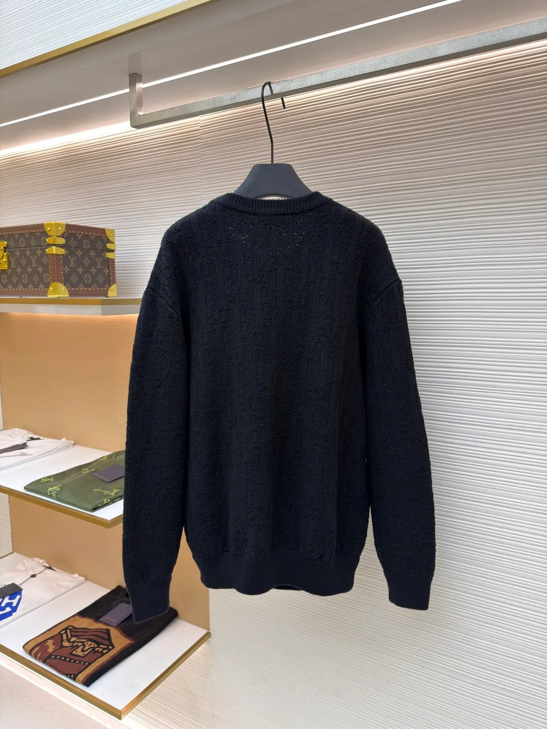 Dior dark pattern crew neck sweater ●Original version: Purchased and developed for 18500 ●Item number: 1681042-B40 ●Fabric: High elastic blended yarn fabric ●Technology: Jacquard production ●Version: Fitted version ●Weight: about 755 grams ●Size: XS-S-M-L ●Description: The letter pattern above is counted by hand according to the stitch-by-stitch details of the original version. It is knitted using an [Imported German 7-needle machine]. Each piece of clothing is knitted [taking 270 minutes]. Finally, the keyhole cuff is sewn using [purely hand-made stitching]. The production cycle for a large batch of goods requires at least 20 days. The overall wiring is straight and delicate, the fabric is comfortable and soft, and the color is consistent without color difference. It can be matched with the same style to create a fashionable look and control various occasions. Customized accessories, complete with three standards, same style for men and women!