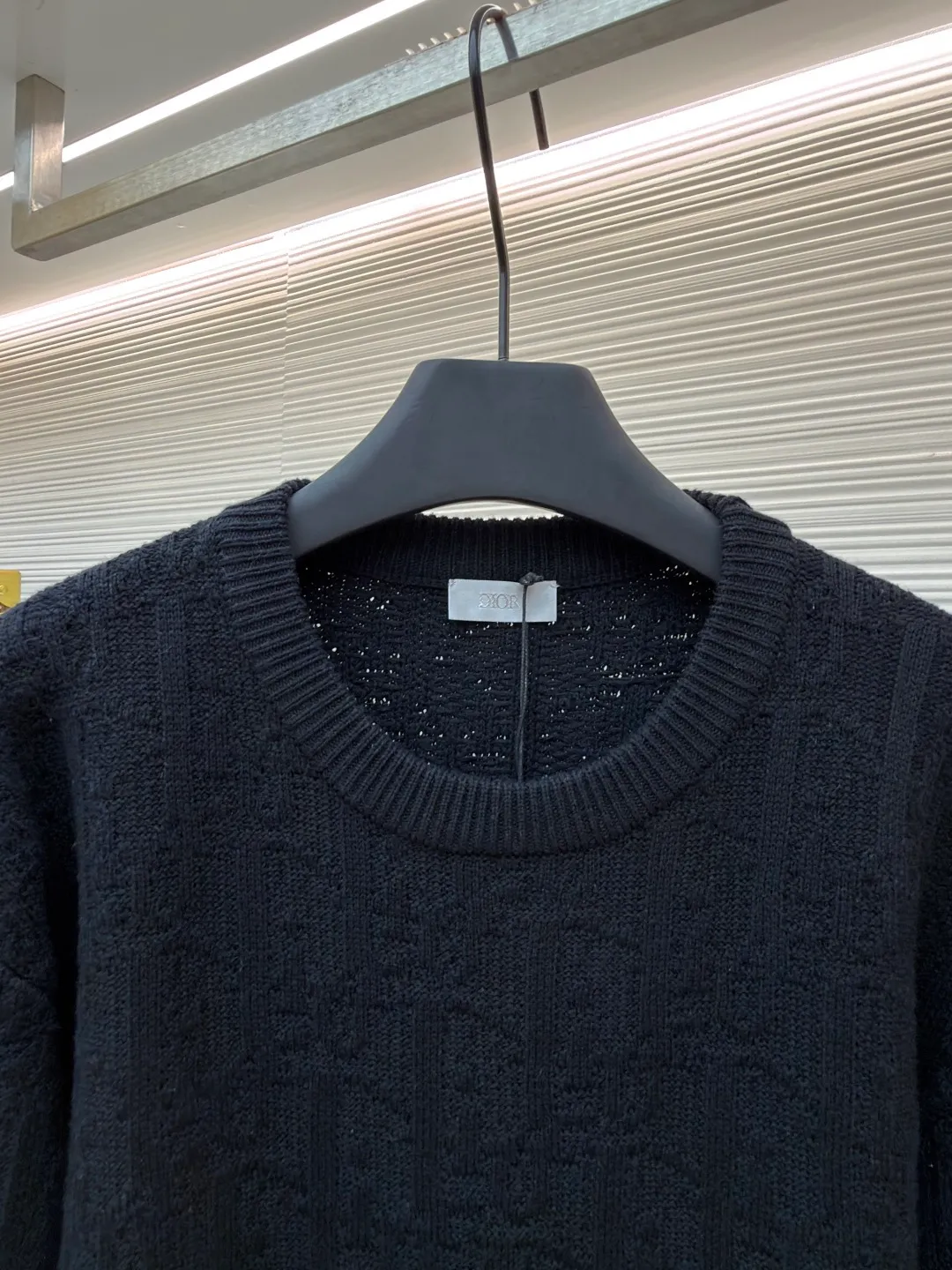 Dior dark pattern crew neck sweater ●Original version: Purchased and developed for 18500 ●Item number: 1681042-B40 ●Fabric: High elastic blended yarn fabric ●Technology: Jacquard production ●Version: Fitted version ●Weight: about 755 grams ●Size: XS-S-M-L ●Description: The letter pattern above is counted by hand according to the stitch-by-stitch details of the original version. It is knitted using an [Imported German 7-needle machine]. Each piece of clothing is knitted [taking 270 minutes]. Finally, the keyhole cuff is sewn using [purely hand-made stitching]. The production cycle for a large batch of goods requires at least 20 days. The overall wiring is straight and delicate, the fabric is comfortable and soft, and the color is consistent without color difference. It can be matched with the same style to create a fashionable look and control various occasions. Customized accessories, complete with three standards, same style for men and women!